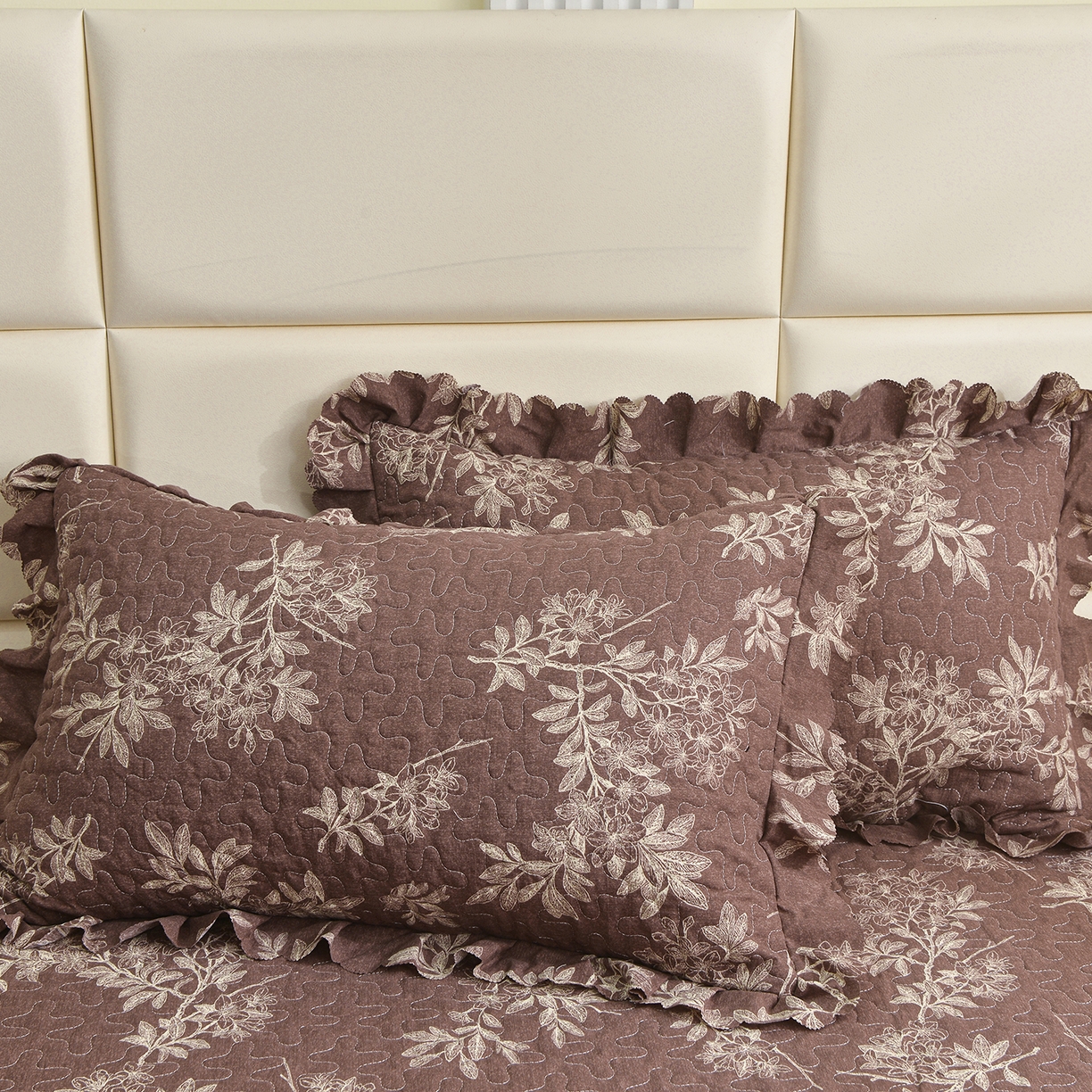 91家纺网 家纺一手货源 找家纺 小雨家纺 2026新款木棉皱皱纱加棉床裙床罩三件套花边被套 锦瑟-深咖