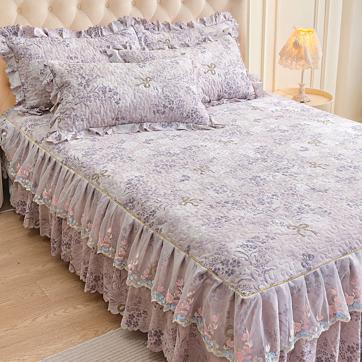 91家纺网 家纺一手货源 找家纺 小雨家纺 2026新款木棉皱皱纱加棉床裙床罩三件套花边被套 花姿