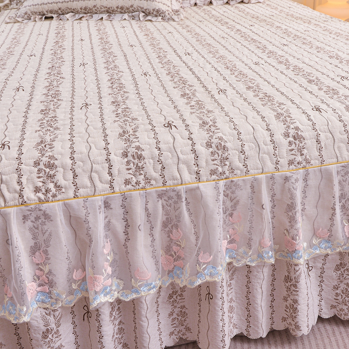 91家纺网 家纺一手货源 找家纺 小雨家纺 2026新款木棉皱皱纱加棉床裙床罩三件套花边被套 漫时光