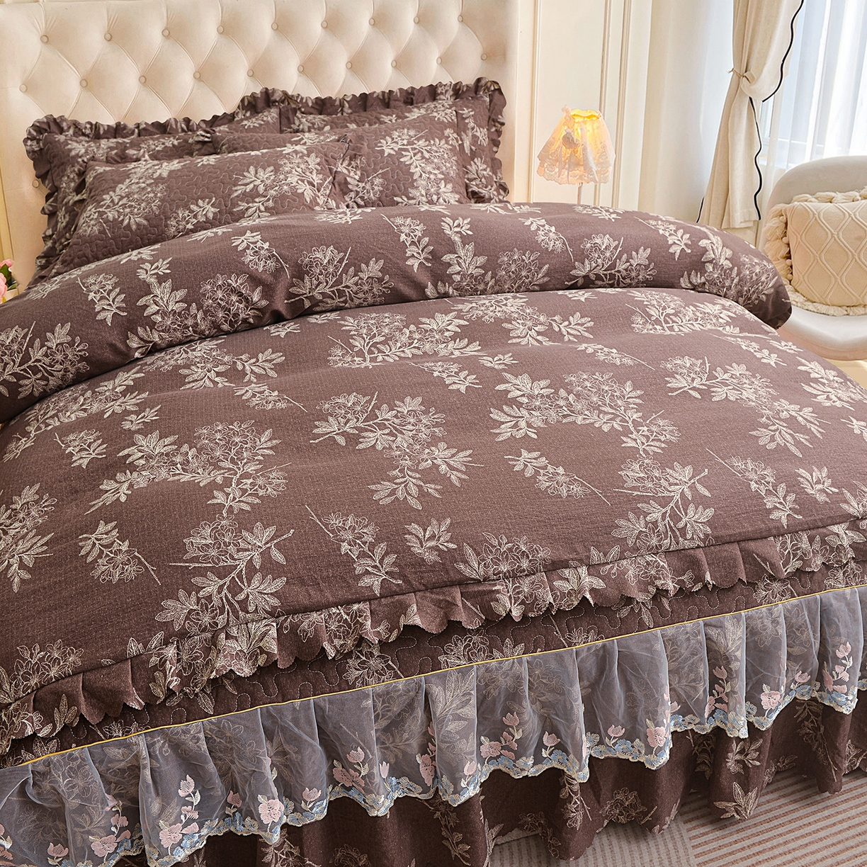 91家纺网 家纺一手货源 找家纺 小雨家纺 2026新款木棉皱皱纱加棉床裙床罩三件套花边被套 锦瑟-深咖