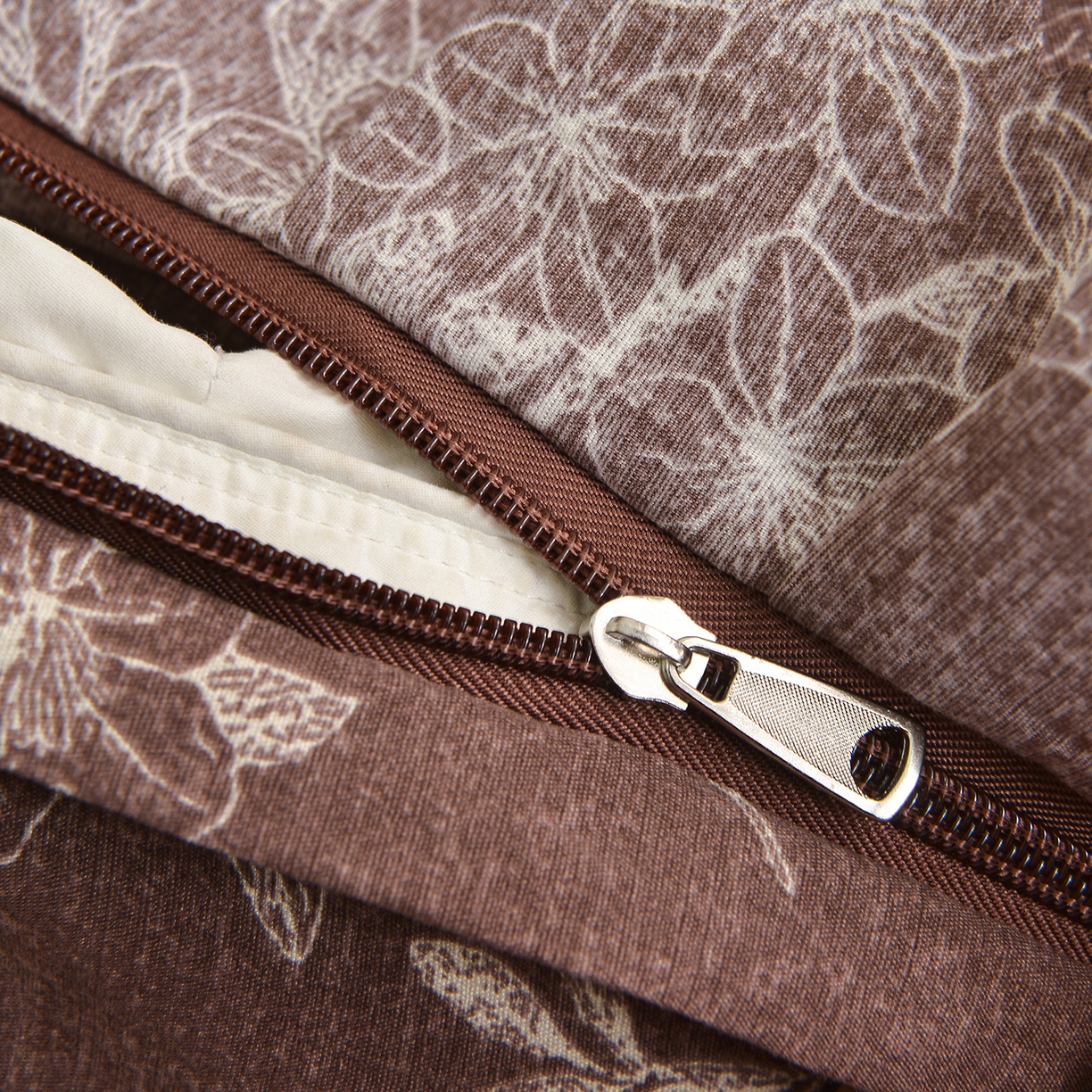 91家纺网 家纺一手货源 找家纺 小雨家纺 2026新款木棉皱皱纱加棉床裙床罩三件套花边被套 锦瑟-深咖