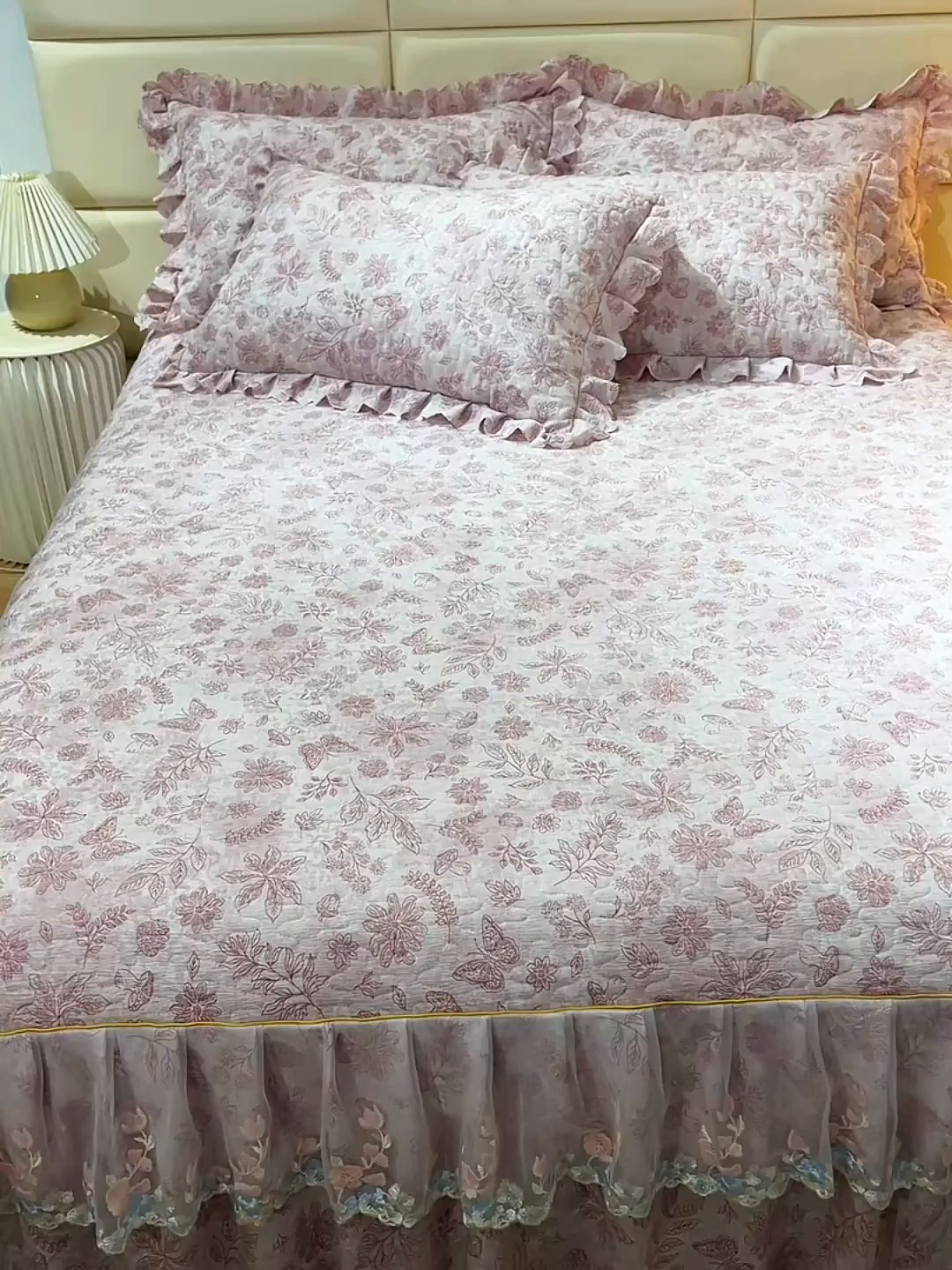 91家纺网 家纺一手货源 找家纺 小雨家纺 2026新款木棉皱皱纱加棉床裙床罩三件套花边被套 蝶舞花间-咖