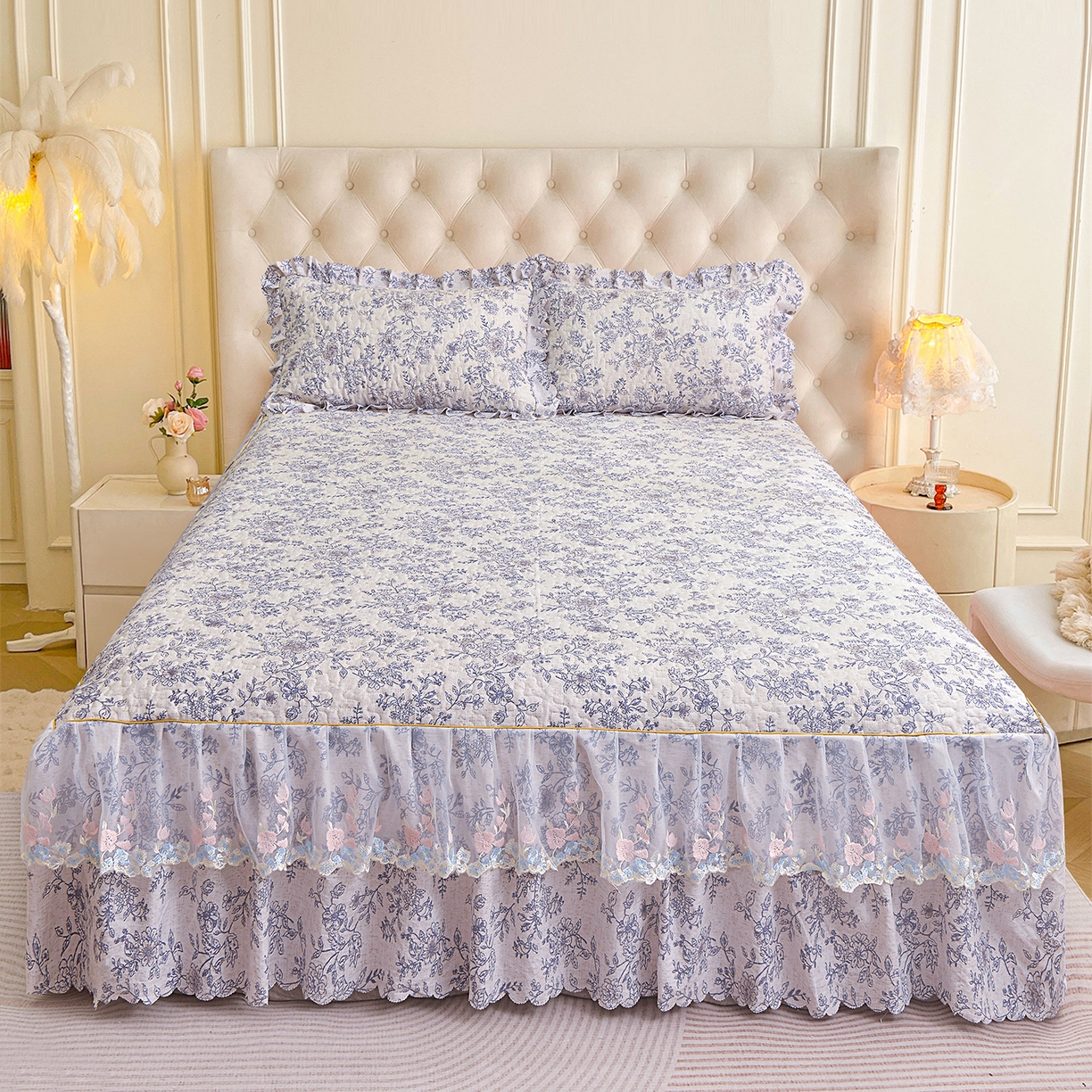 91家纺网 家纺一手货源 找家纺 小雨家纺 2026新款木棉皱皱纱加棉床裙床罩三件套花边被套 青花瓷-深蓝