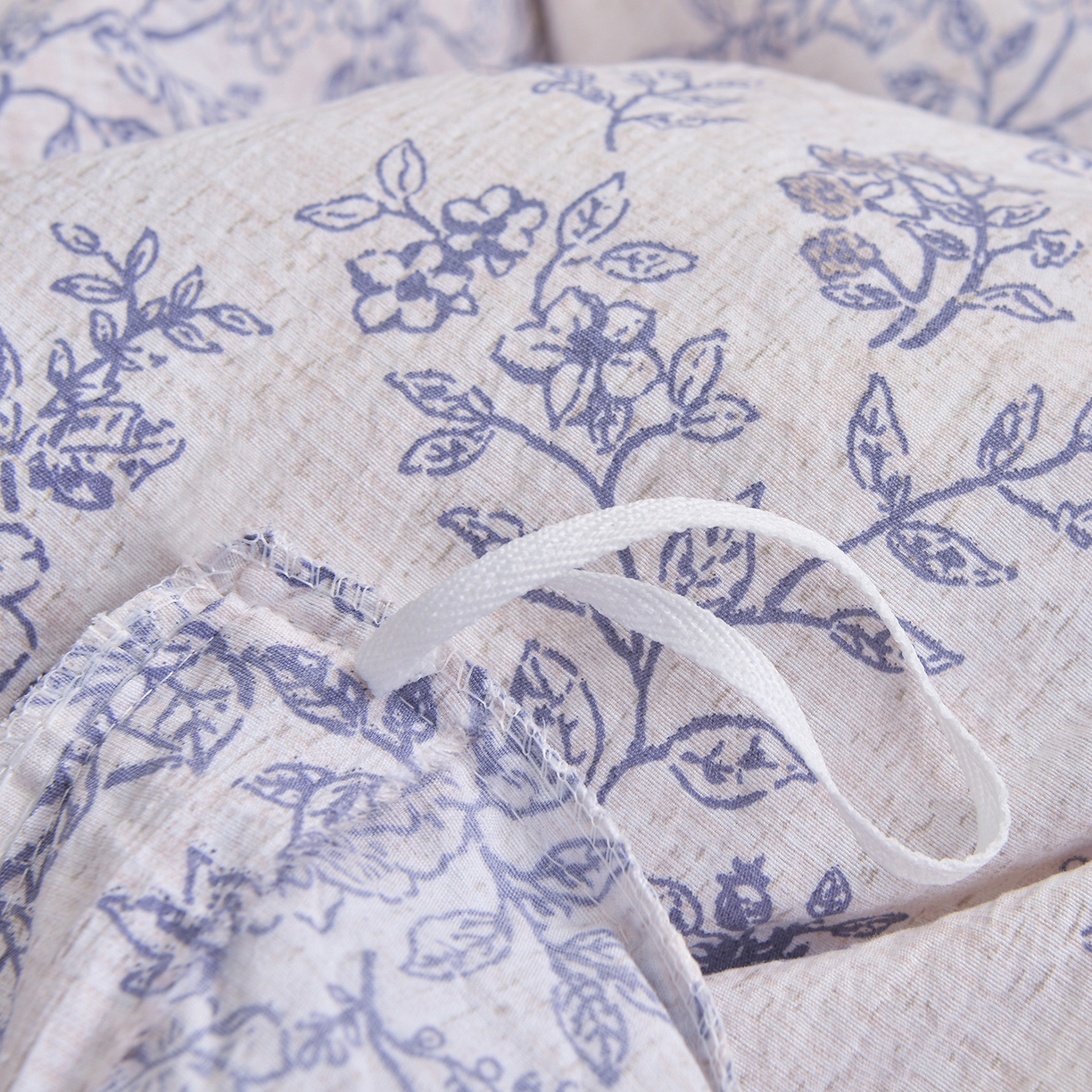 91家纺网 家纺一手货源 找家纺 小雨家纺 2026新款木棉皱皱纱加棉床裙床罩三件套花边被套 青花瓷-深蓝