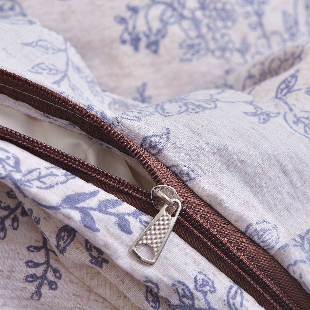 91家纺网 家纺一手货源 找家纺 小雨家纺 2026新款木棉皱皱纱加棉床裙床罩三件套花边被套 青花瓷-深蓝