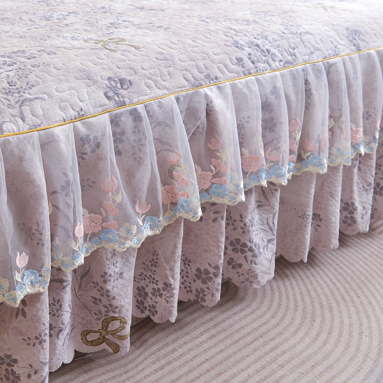 91家纺网 家纺一手货源 找家纺 小雨家纺 2026新款木棉皱皱纱加棉床裙床罩三件套花边被套 花姿