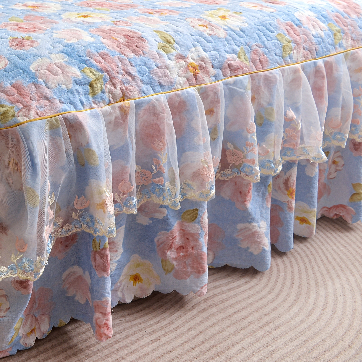 91家纺网 家纺一手货源 找家纺 小雨家纺 2026新款木棉皱皱纱加棉床裙床罩三件套花边被套 山花烂漫-樱花粉