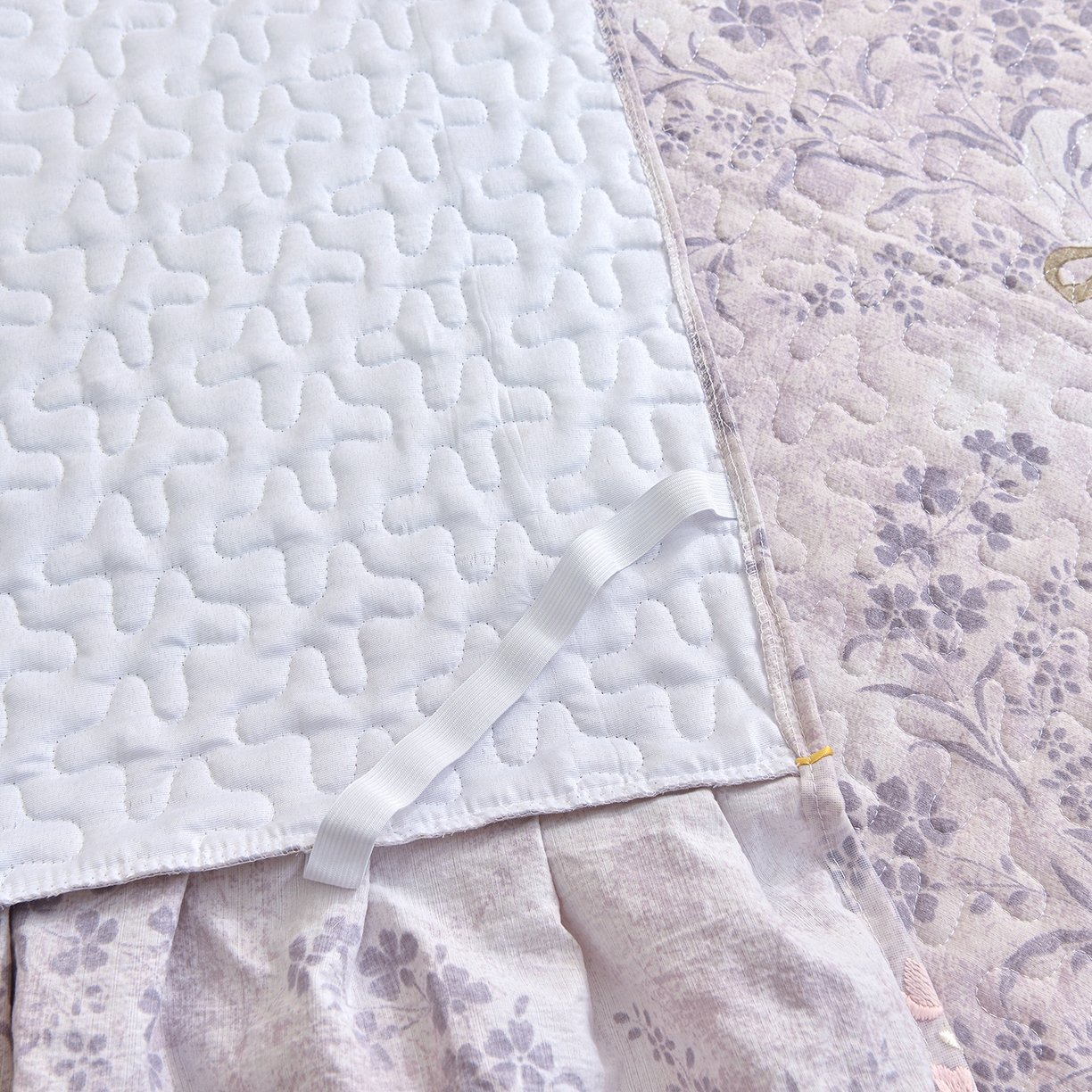 91家纺网 家纺一手货源 找家纺 小雨家纺 2026新款木棉皱皱纱加棉床裙床罩三件套花边被套 花姿