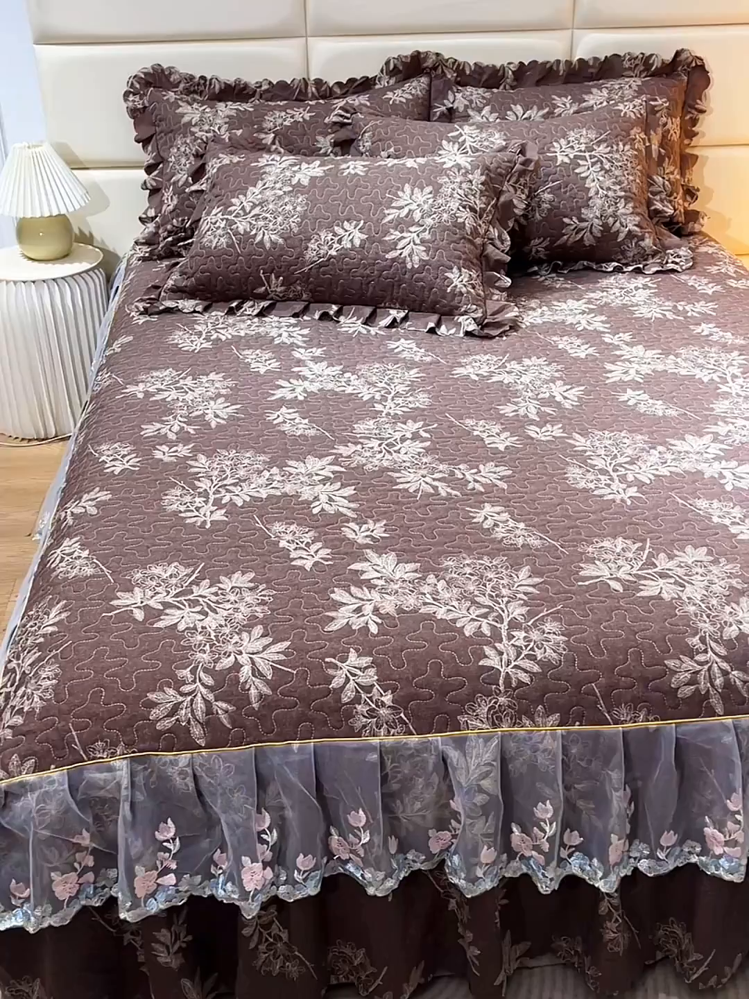 91家纺网 家纺一手货源 找家纺 小雨家纺 2026新款木棉皱皱纱加棉床裙床罩三件套花边被套 锦瑟-深咖