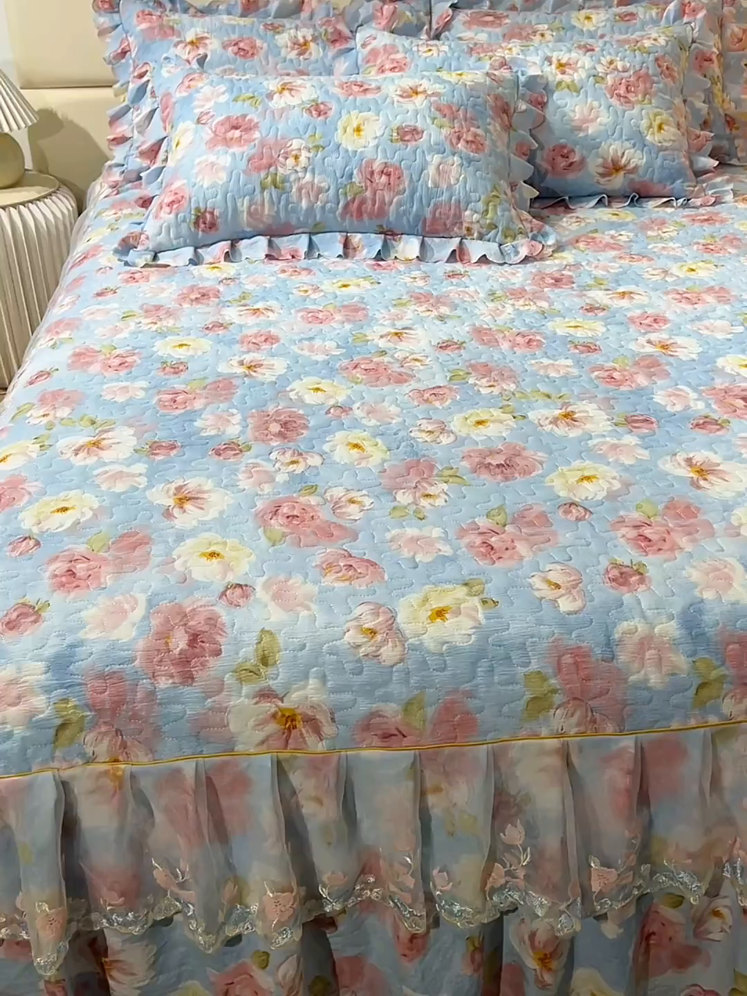 91家纺网 家纺一手货源 找家纺 小雨家纺 2026新款木棉皱皱纱加棉床裙床罩三件套花边被套 山花烂漫-樱花粉