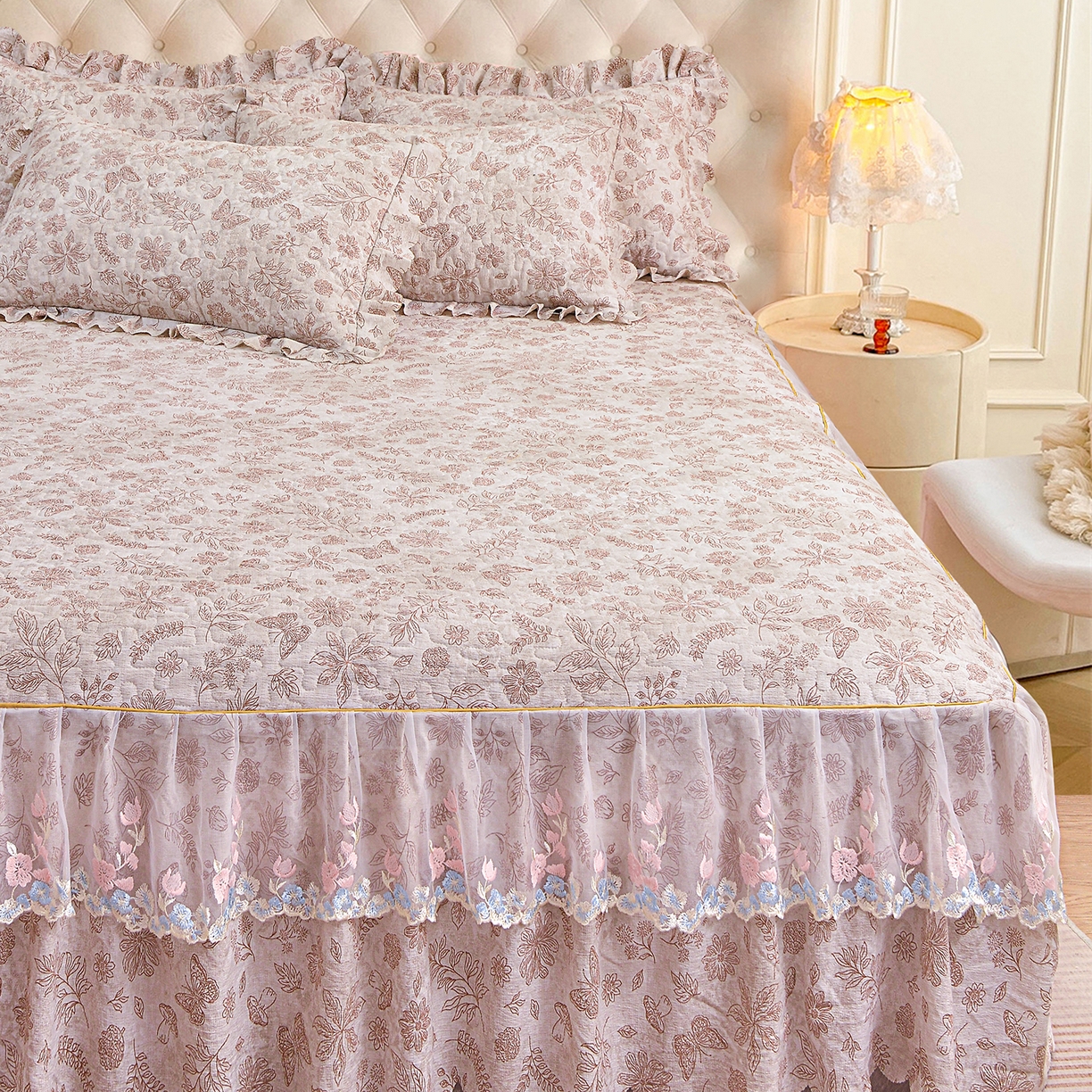 91家纺网 家纺一手货源 找家纺 小雨家纺 2026新款木棉皱皱纱加棉床裙床罩三件套花边被套 蝶舞花间-咖