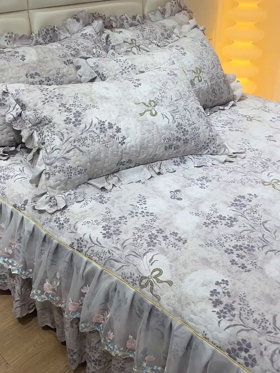 91家纺网 家纺一手货源 找家纺 小雨家纺 2026新款木棉皱皱纱加棉床裙床罩三件套花边被套 花姿