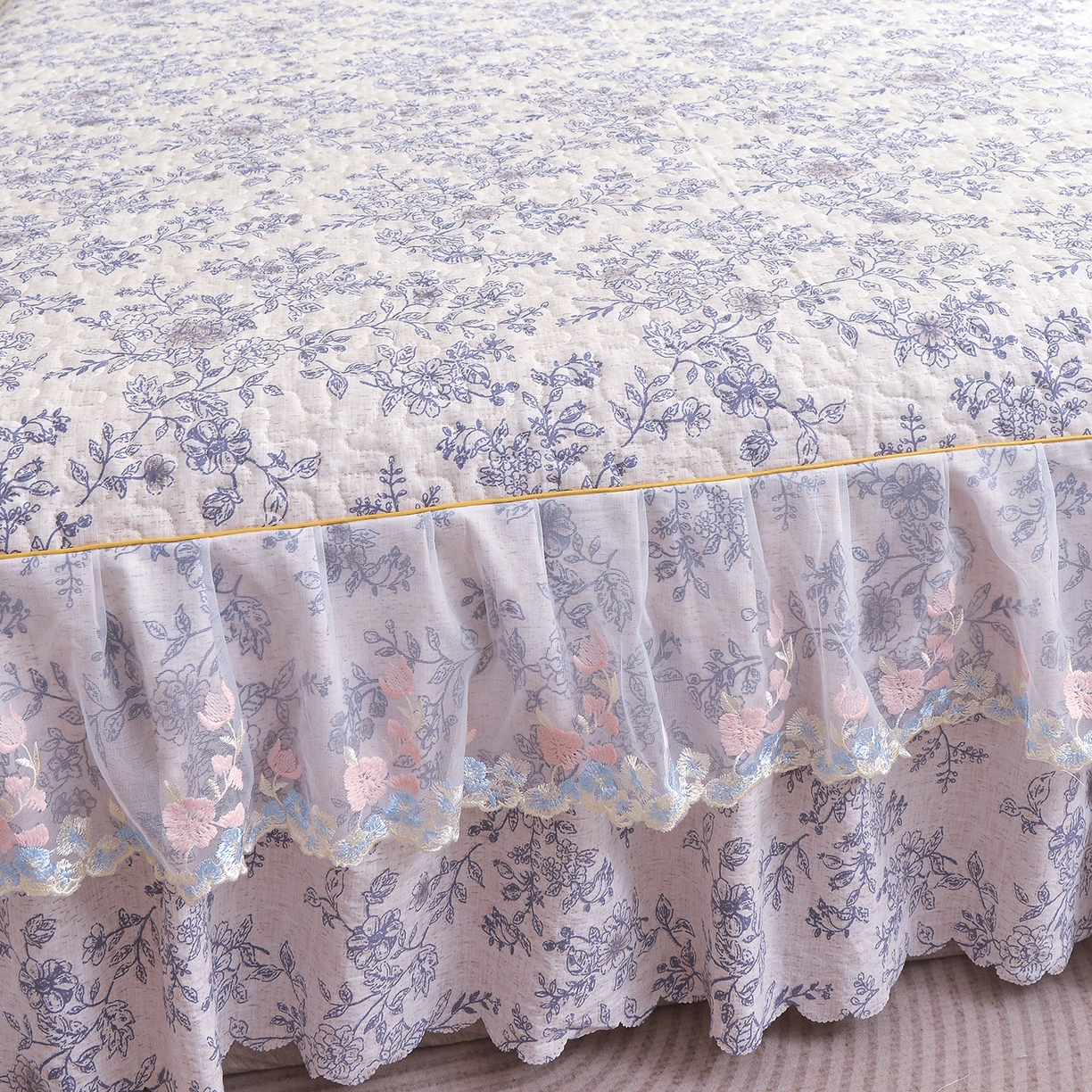 91家纺网 家纺一手货源 找家纺 小雨家纺 2026新款木棉皱皱纱加棉床裙床罩三件套花边被套 青花瓷-深蓝