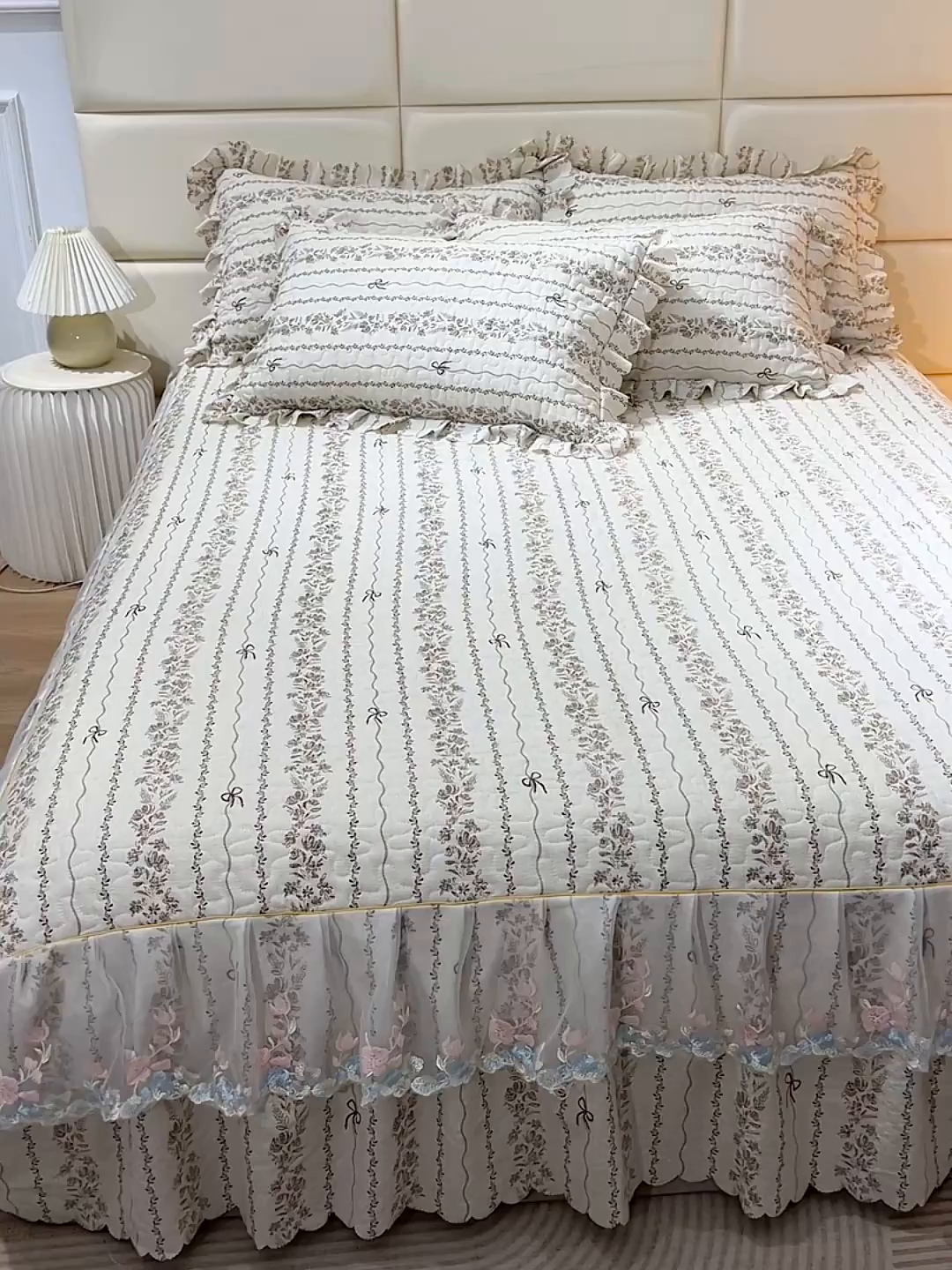 91家纺网 家纺一手货源 找家纺 小雨家纺 2026新款木棉皱皱纱加棉床裙床罩三件套花边被套 漫时光