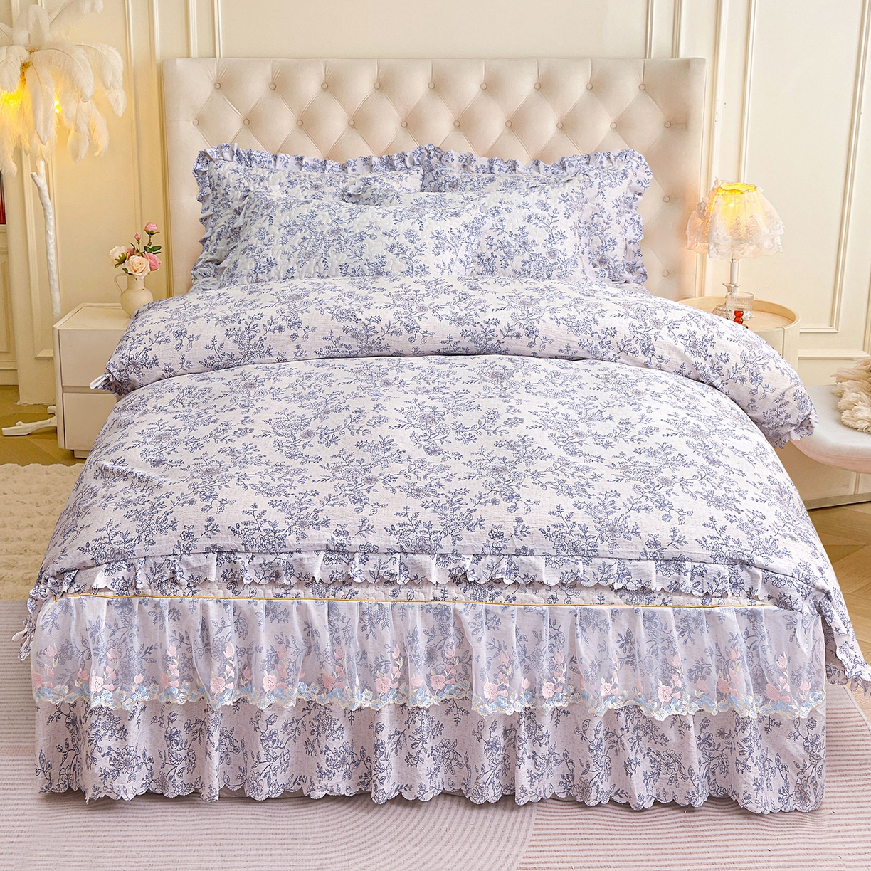 91家纺网 家纺一手货源 找家纺 小雨家纺 2026新款木棉皱皱纱加棉床裙床罩三件套花边被套 青花瓷-深蓝