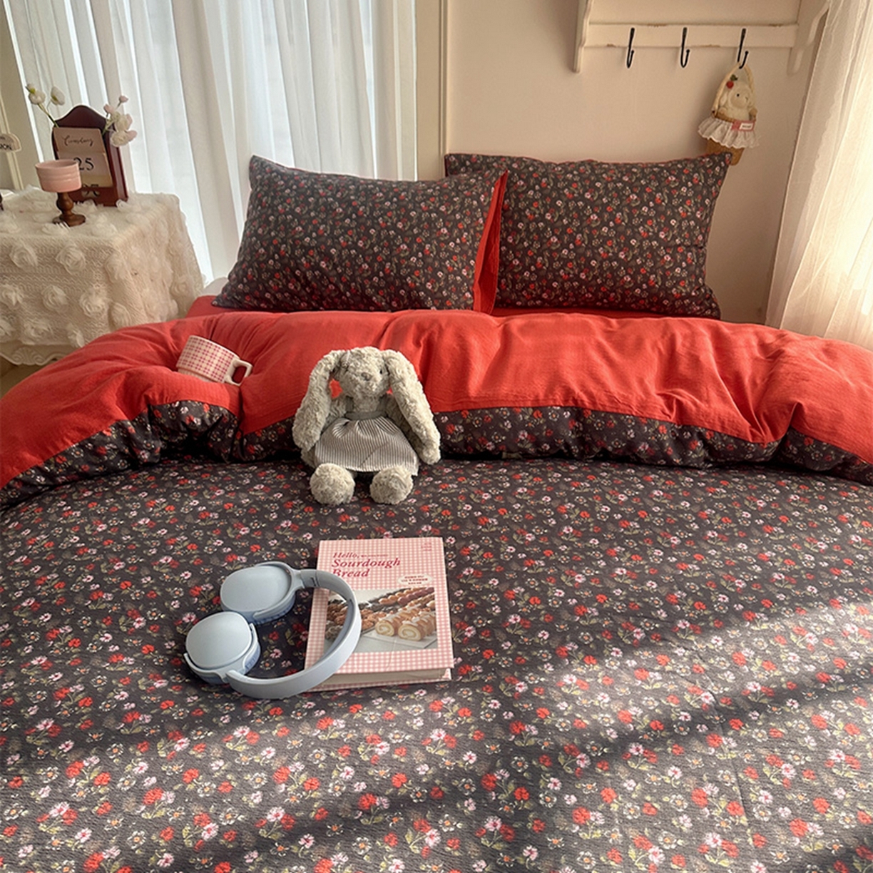 91家纺网 家纺一手货源 找家纺 温眠家纺 2026新款敲可爱的奶呼呼云感双层纱简约四件套系列-超级治愈~ 暗夜玫瑰