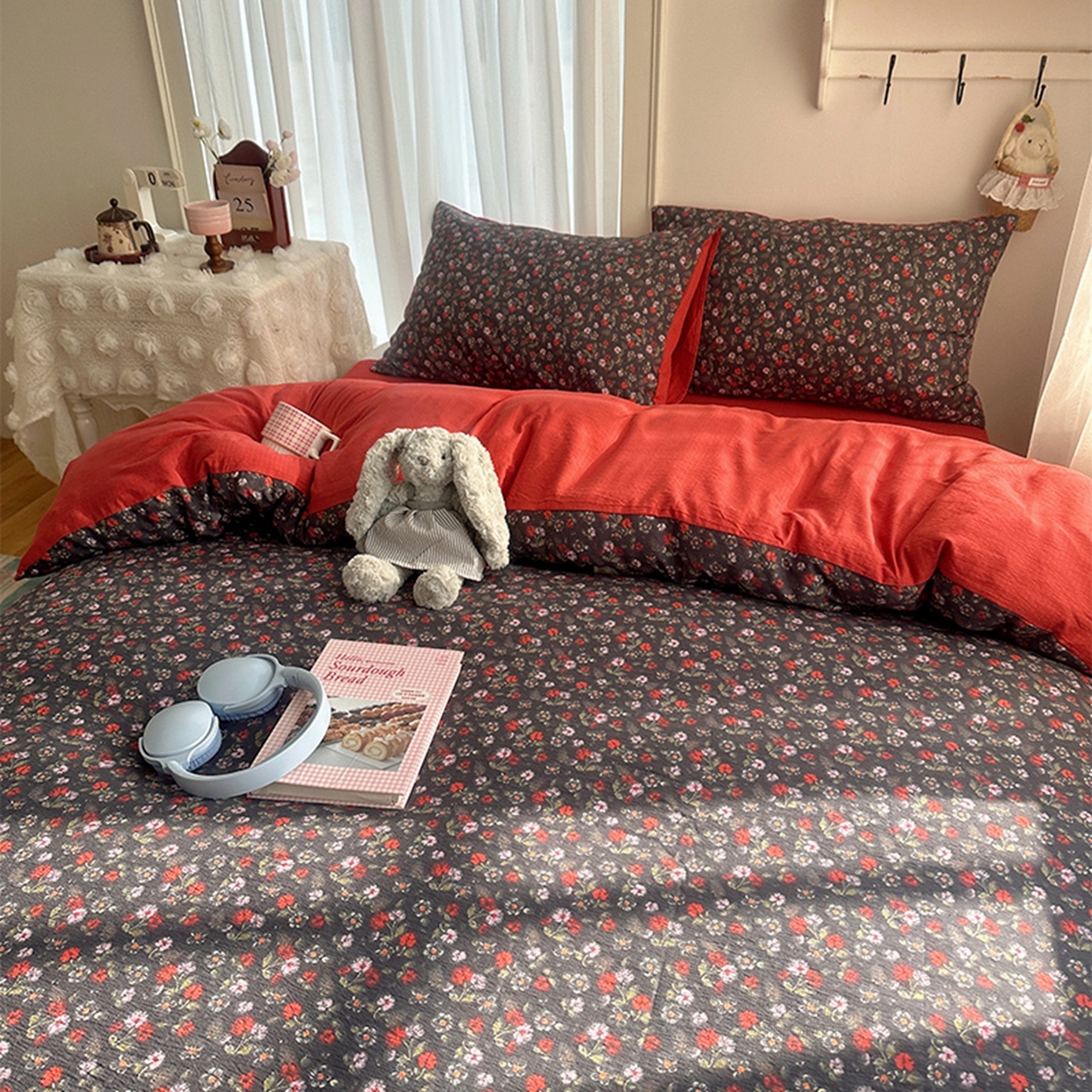 91家纺网 家纺一手货源 找家纺 温眠家纺 2026新款敲可爱的奶呼呼云感双层纱简约四件套系列-超级治愈~ 暗夜玫瑰