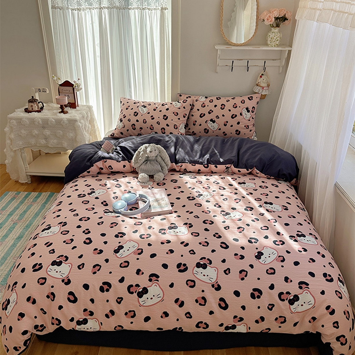 91家纺网 家纺一手货源 找家纺 温眠家纺 2026新款敲可爱的奶呼呼云感双层纱简约四件套系列-超级治愈~ 大脸二胡猫-粉