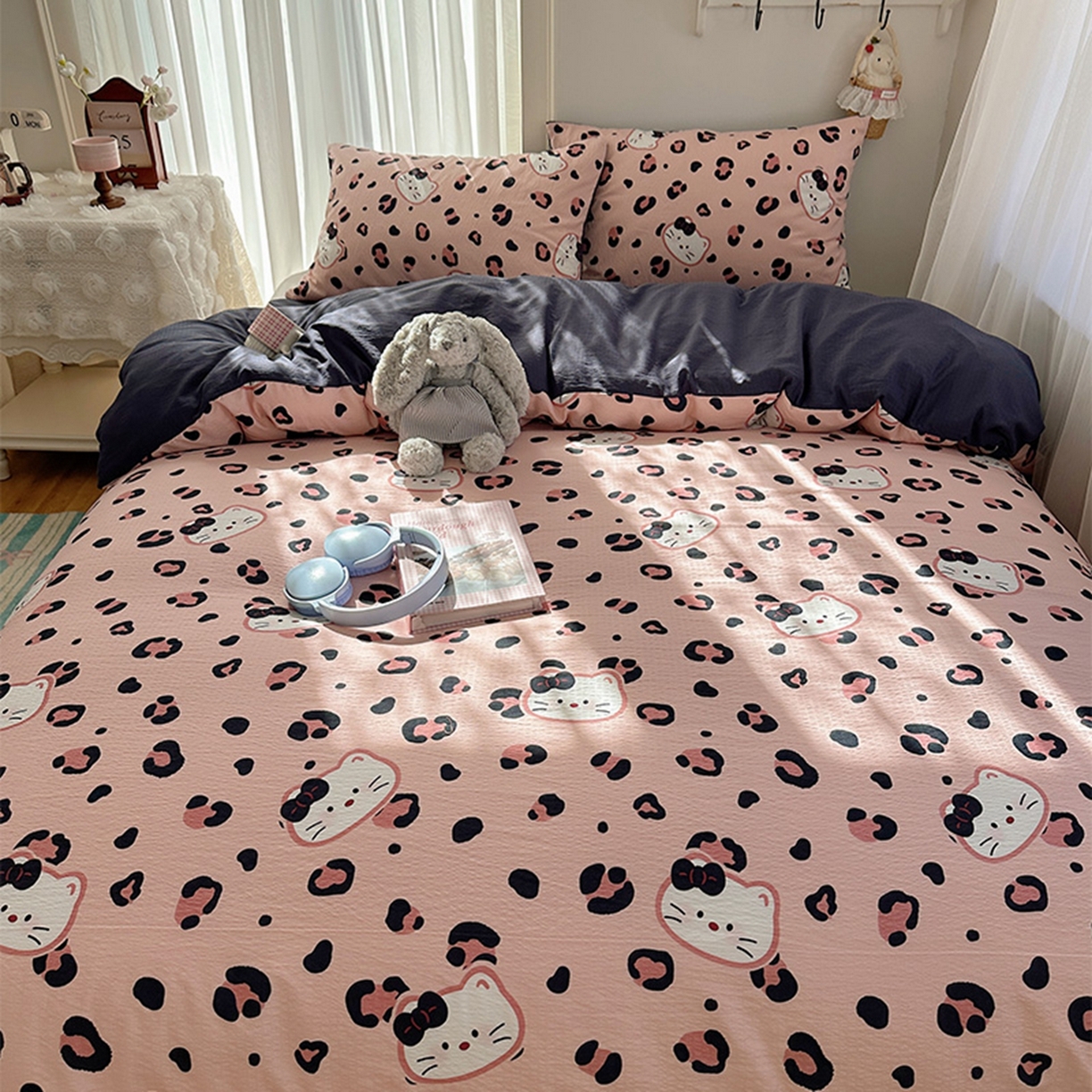 91家纺网 家纺一手货源 找家纺 温眠家纺 2026新款敲可爱的奶呼呼云感双层纱简约四件套系列-超级治愈~ 大脸二胡猫-粉