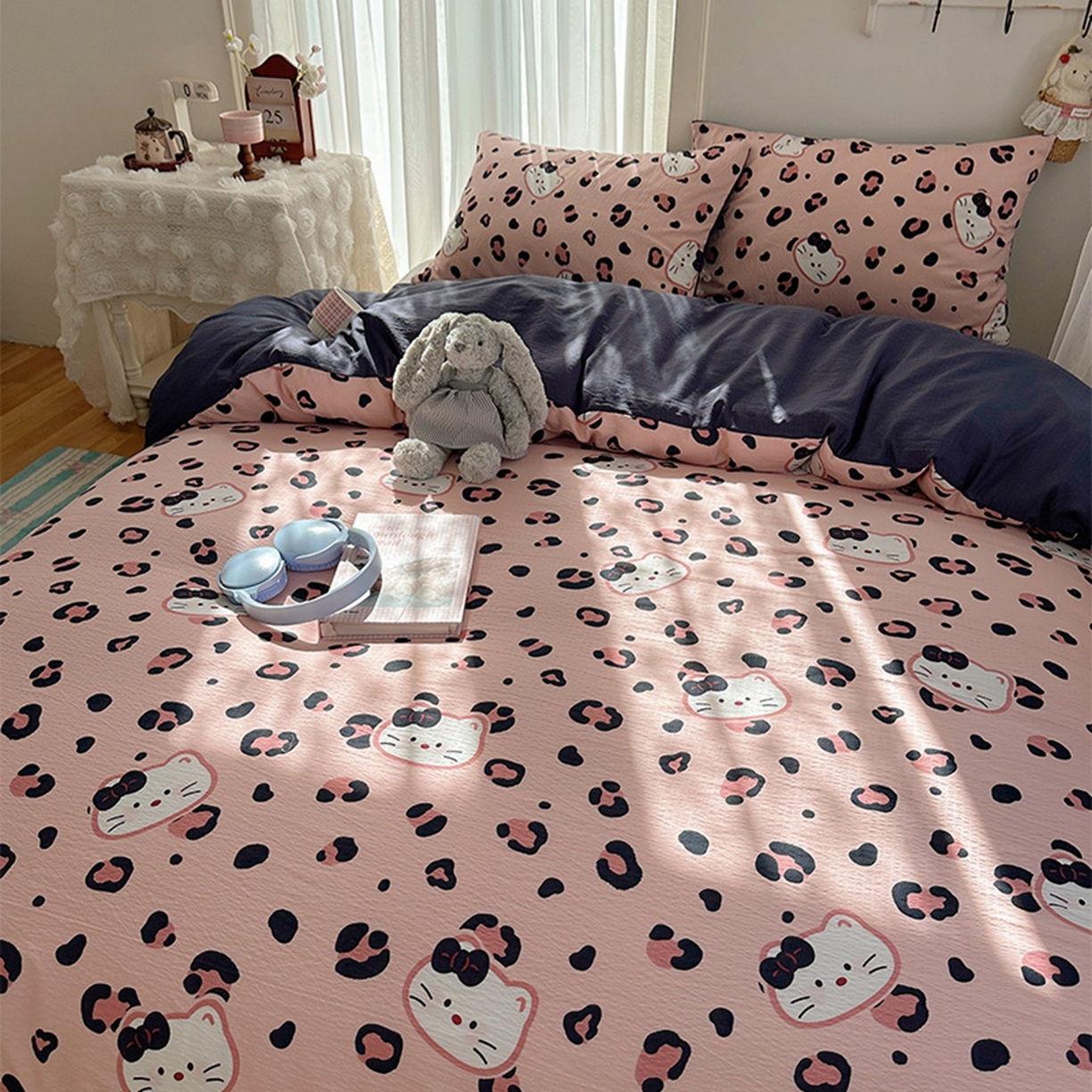 91家纺网 家纺一手货源 找家纺 温眠家纺 2026新款敲可爱的奶呼呼云感双层纱简约四件套系列-超级治愈~ 大脸二胡猫-粉