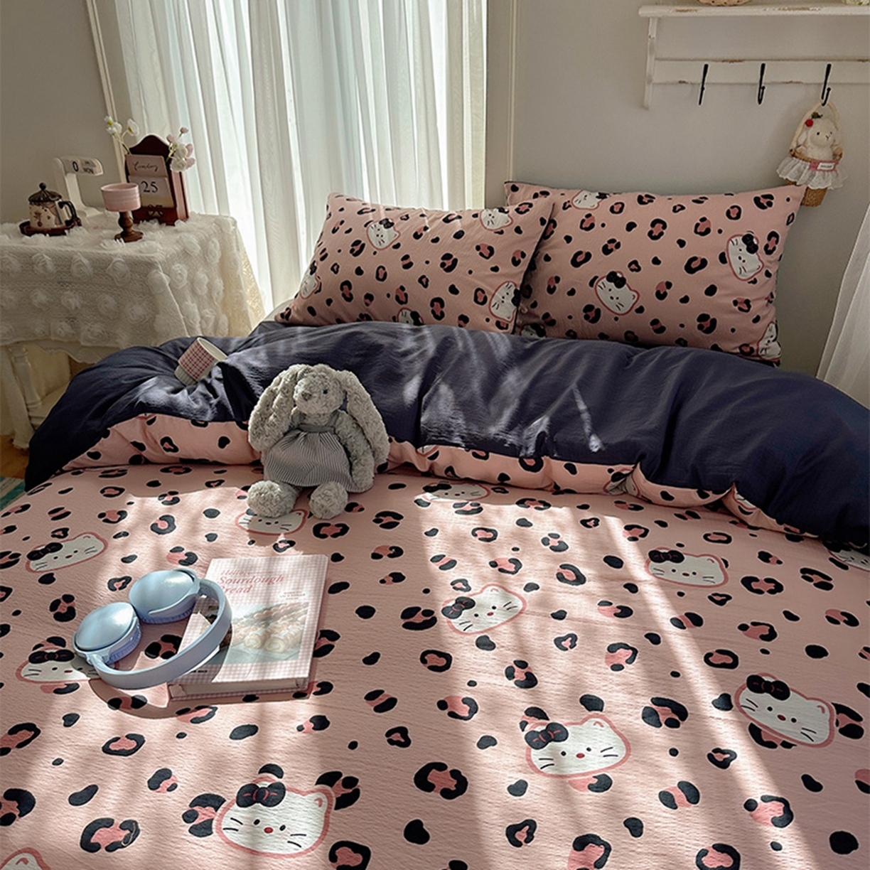 91家纺网 家纺一手货源 找家纺 温眠家纺 2026新款敲可爱的奶呼呼云感双层纱简约四件套系列-超级治愈~ 大脸二胡猫-粉