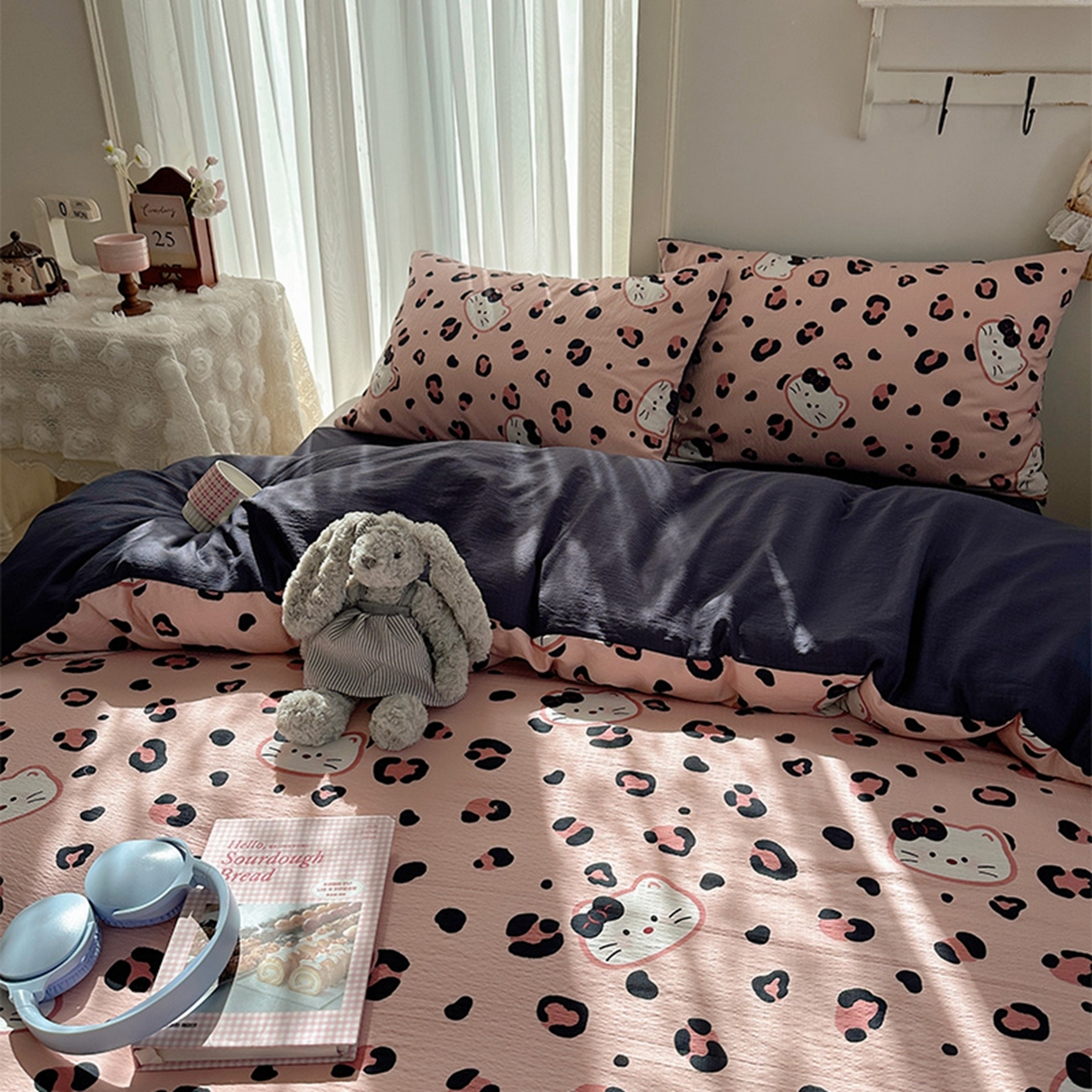 91家纺网 家纺一手货源 找家纺 温眠家纺 2026新款敲可爱的奶呼呼云感双层纱简约四件套系列-超级治愈~ 大脸二胡猫-粉