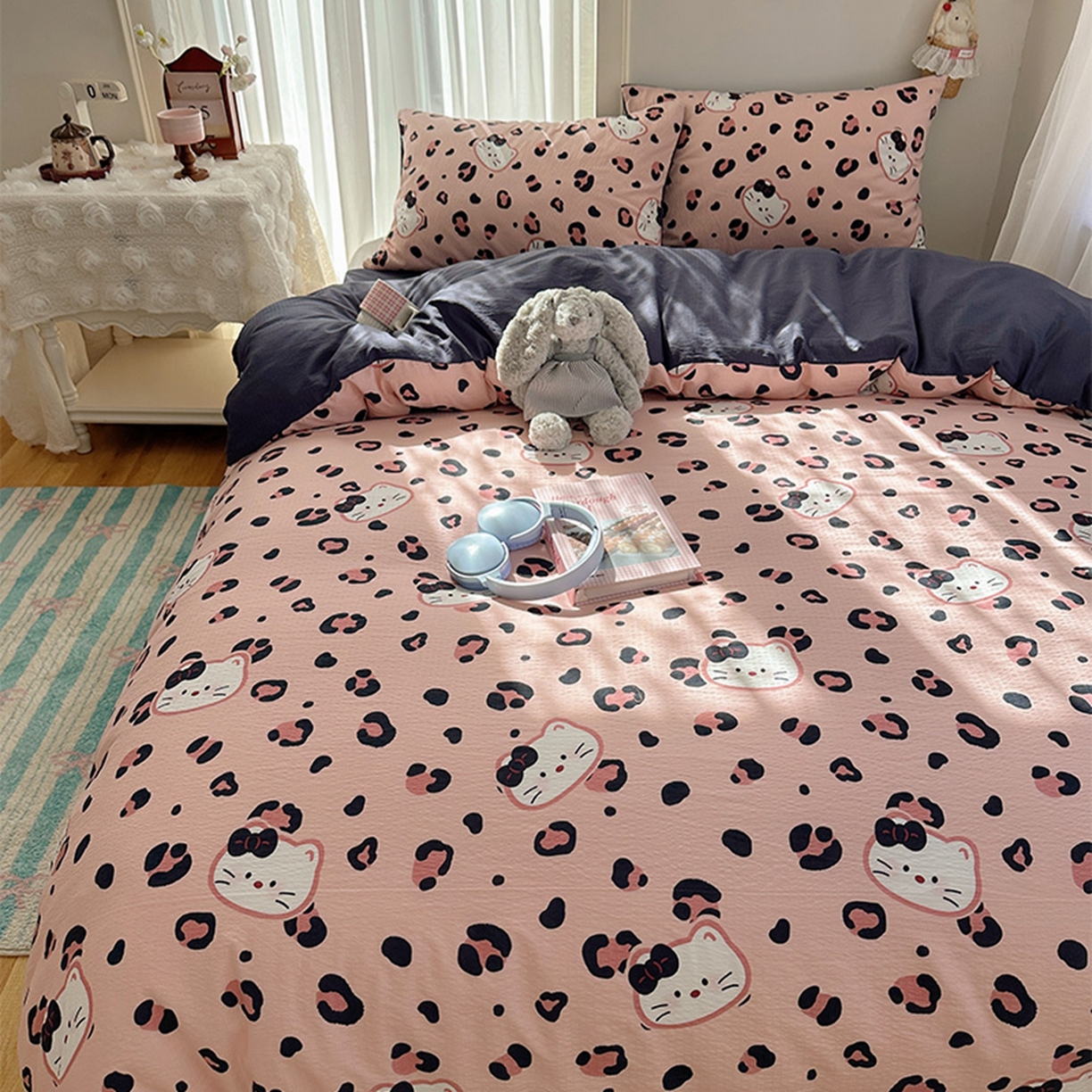 91家纺网 家纺一手货源 找家纺 温眠家纺 2026新款敲可爱的奶呼呼云感双层纱简约四件套系列-超级治愈~ 大脸二胡猫-粉