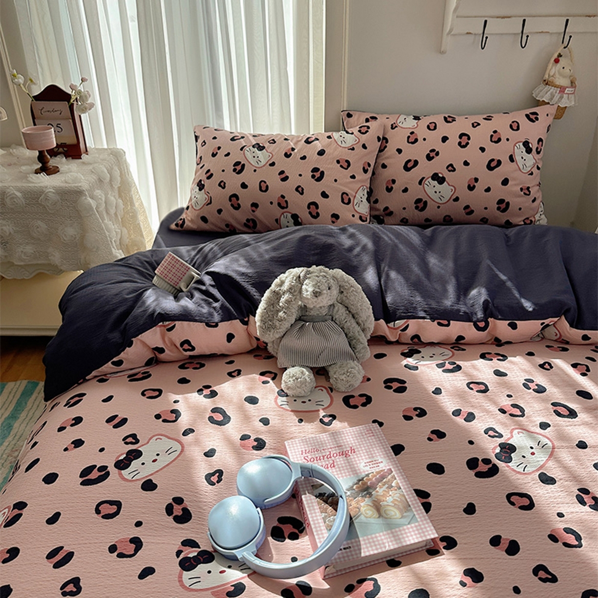 91家纺网 家纺一手货源 找家纺 温眠家纺 2026新款敲可爱的奶呼呼云感双层纱简约四件套系列-超级治愈~ 大脸二胡猫-粉