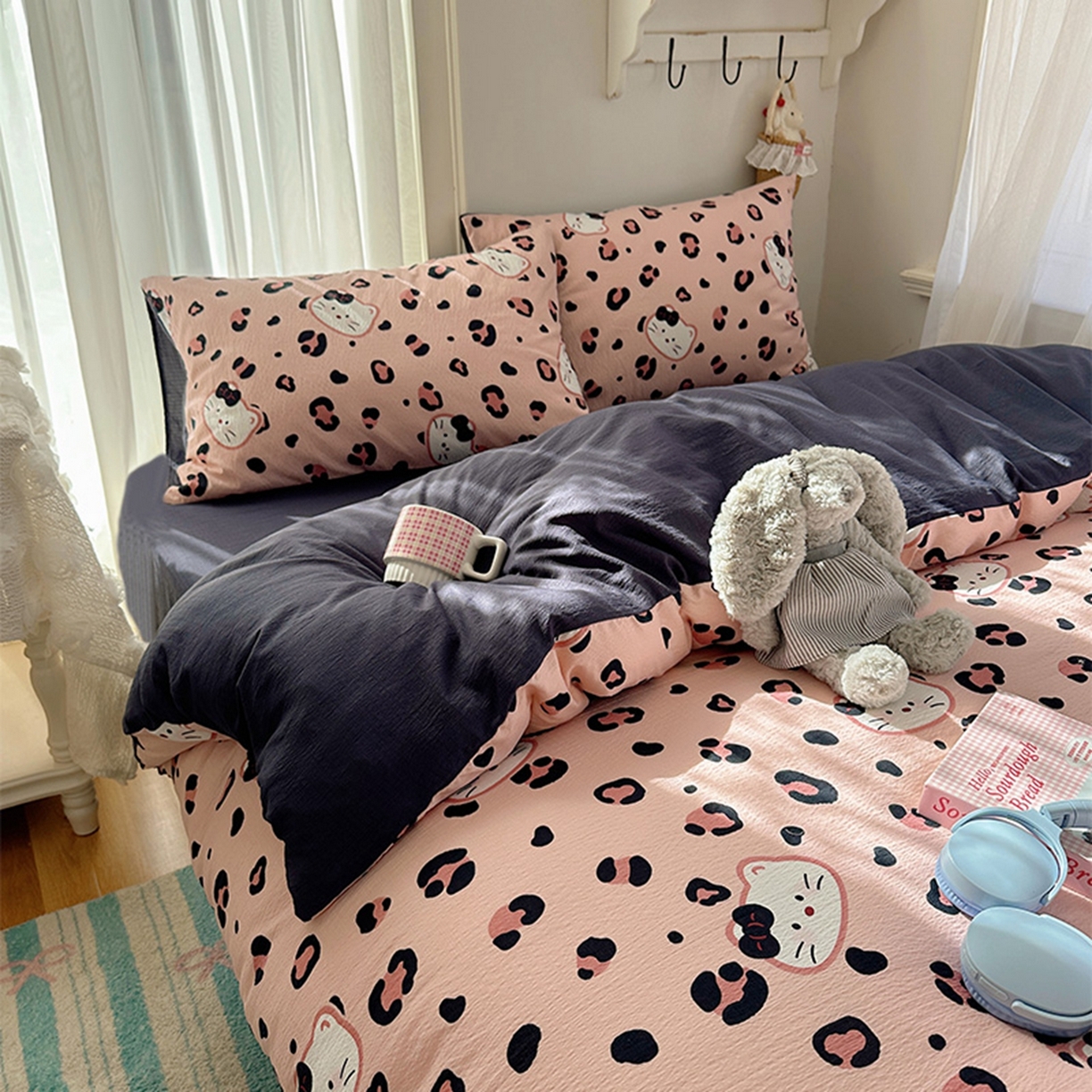 91家纺网 家纺一手货源 找家纺 温眠家纺 2026新款敲可爱的奶呼呼云感双层纱简约四件套系列-超级治愈~ 大脸二胡猫-粉