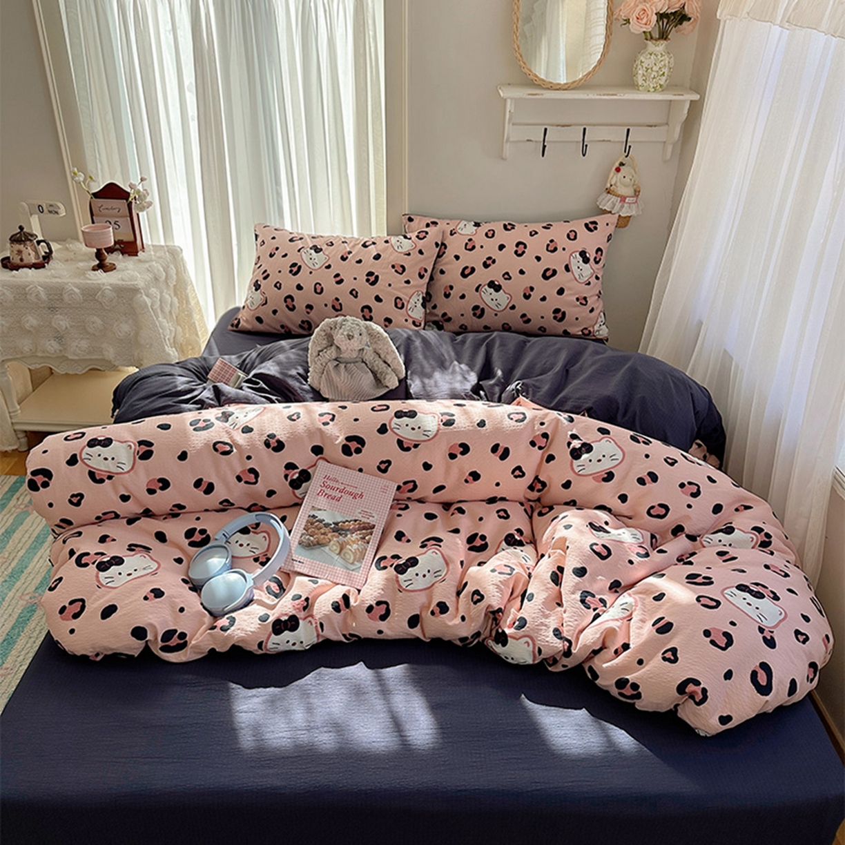 91家纺网 家纺一手货源 找家纺 温眠家纺 2026新款敲可爱的奶呼呼云感双层纱简约四件套系列-超级治愈~ 大脸二胡猫-粉