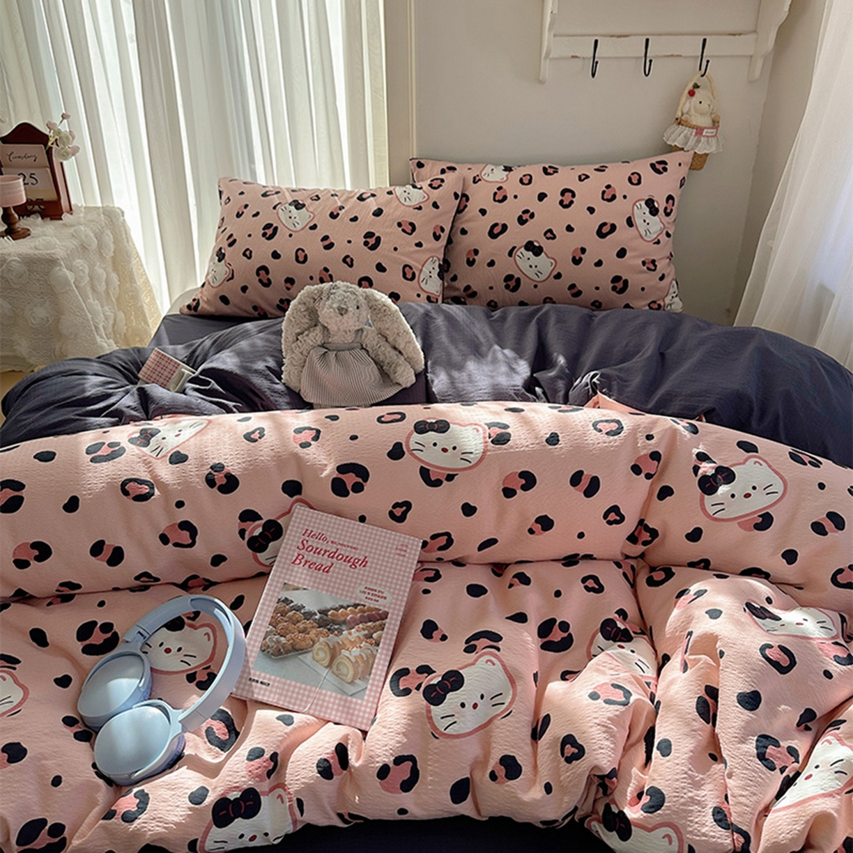 91家纺网 家纺一手货源 找家纺 温眠家纺 2026新款敲可爱的奶呼呼云感双层纱简约四件套系列-超级治愈~ 大脸二胡猫-粉