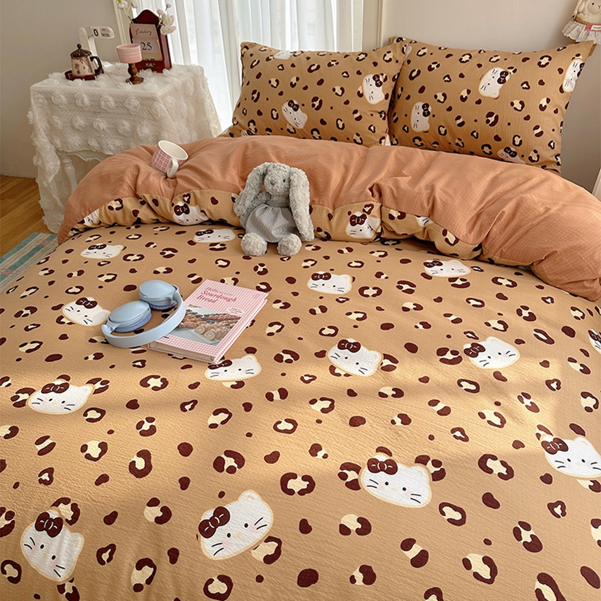 91家纺网 家纺一手货源 找家纺 温眠家纺 2026新款敲可爱的奶呼呼云感双层纱简约四件套系列-超级治愈~ 大脸二胡猫-咖