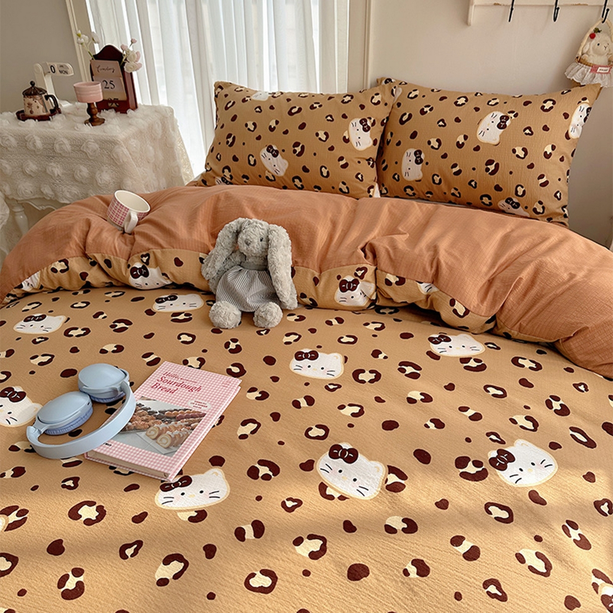 91家纺网 家纺一手货源 找家纺 温眠家纺 2026新款敲可爱的奶呼呼云感双层纱简约四件套系列-超级治愈~ 大脸二胡猫-咖