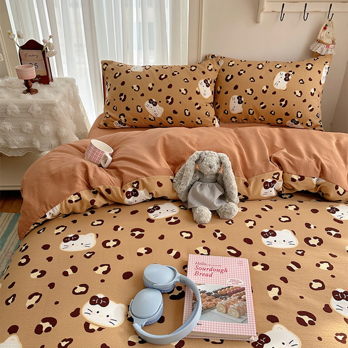 91家纺网 家纺一手货源 找家纺 温眠家纺 2026新款敲可爱的奶呼呼云感双层纱简约四件套系列-超级治愈~ 大脸二胡猫-咖