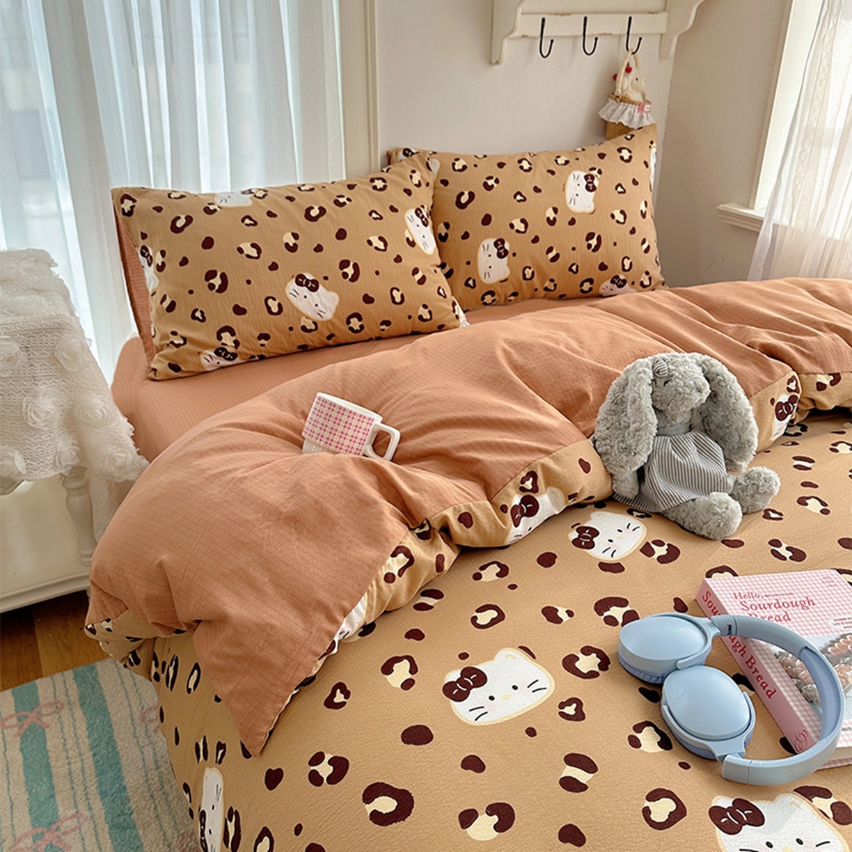 91家纺网 家纺一手货源 找家纺 温眠家纺 2026新款敲可爱的奶呼呼云感双层纱简约四件套系列-超级治愈~ 大脸二胡猫-咖