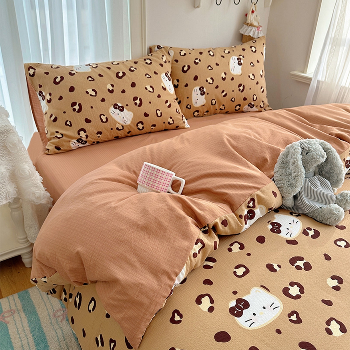 91家纺网 家纺一手货源 找家纺 温眠家纺 2026新款敲可爱的奶呼呼云感双层纱简约四件套系列-超级治愈~ 大脸二胡猫-咖