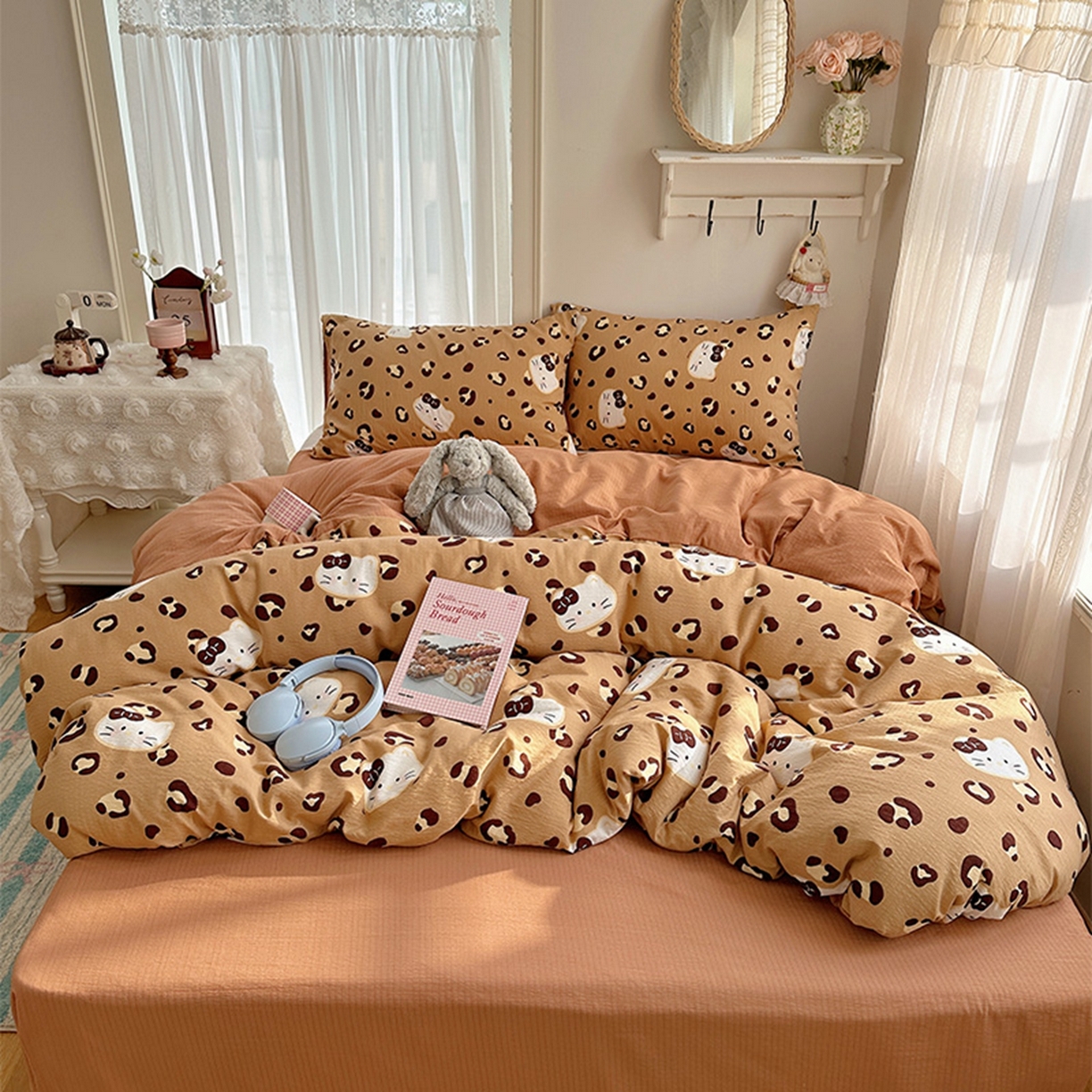 91家纺网 家纺一手货源 找家纺 温眠家纺 2026新款敲可爱的奶呼呼云感双层纱简约四件套系列-超级治愈~ 大脸二胡猫-咖