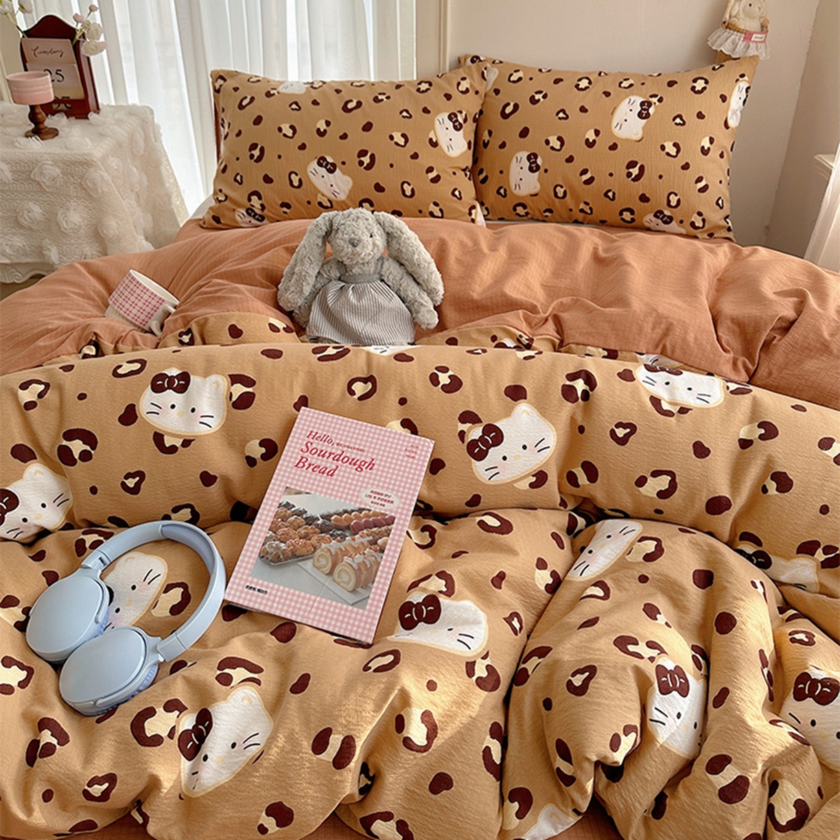 91家纺网 家纺一手货源 找家纺 温眠家纺 2026新款敲可爱的奶呼呼云感双层纱简约四件套系列-超级治愈~ 大脸二胡猫-咖