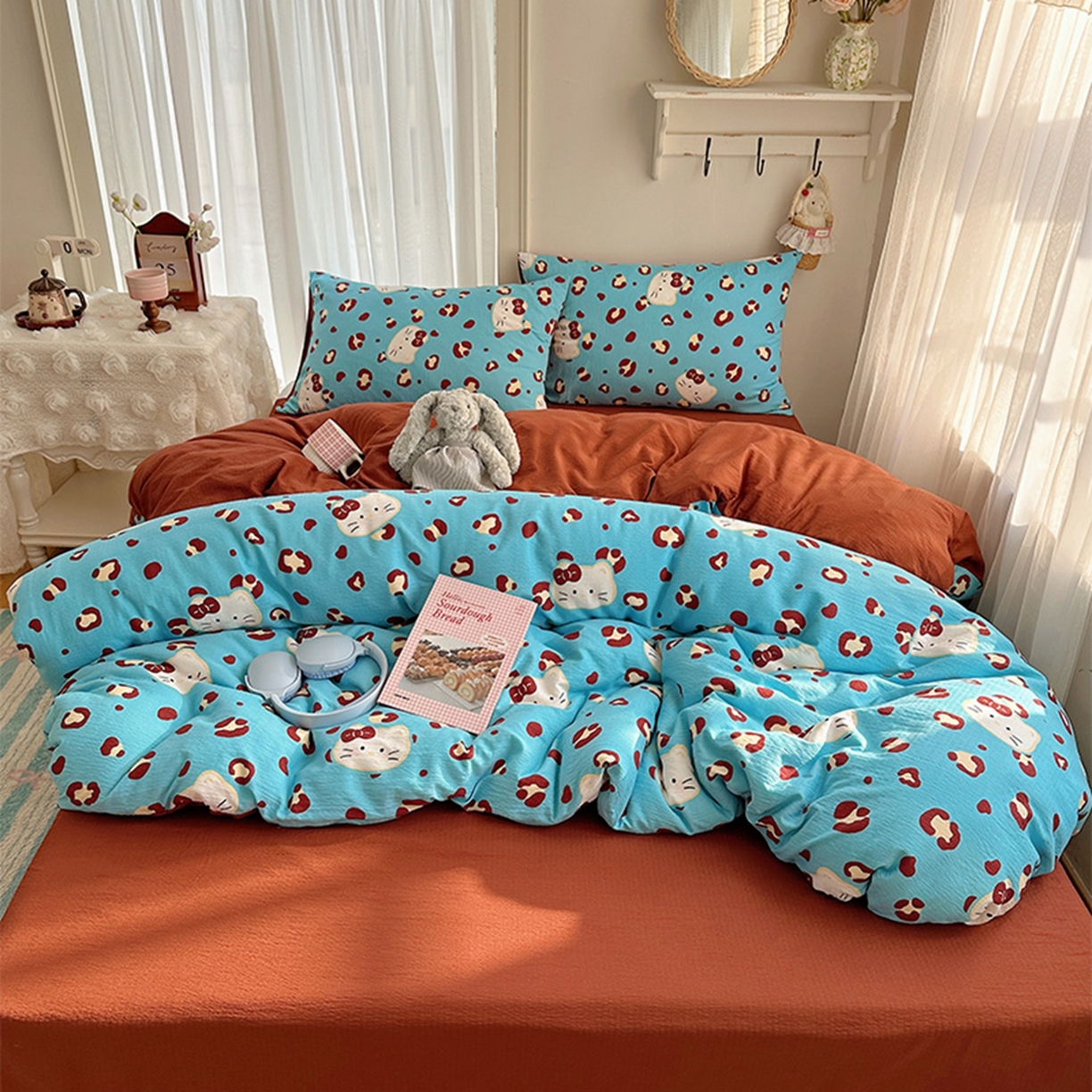 91家纺网 家纺一手货源 找家纺 温眠家纺 2026新款敲可爱的奶呼呼云感双层纱简约四件套系列-超级治愈~ 大脸二胡猫-蓝