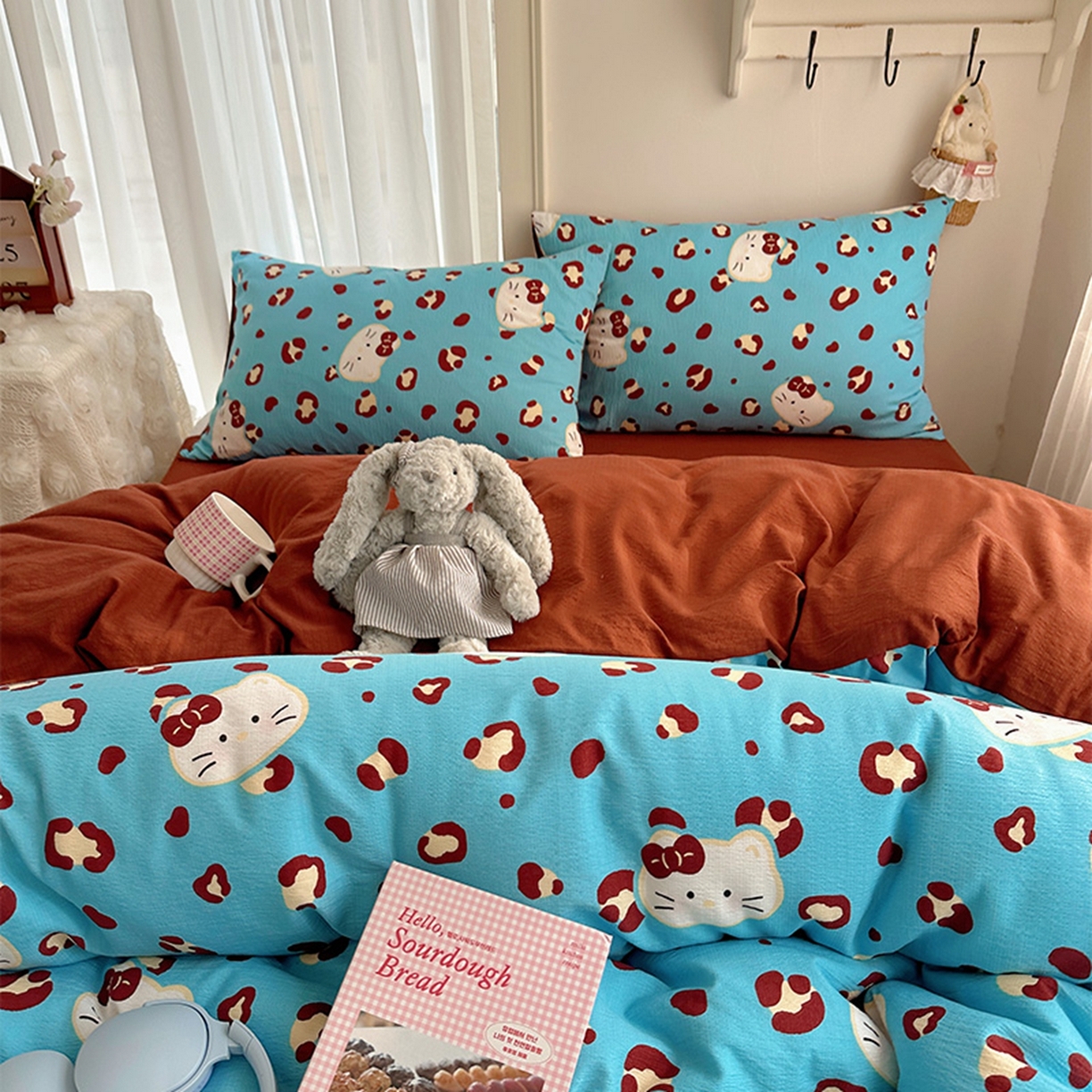 91家纺网 家纺一手货源 找家纺 温眠家纺 2026新款敲可爱的奶呼呼云感双层纱简约四件套系列-超级治愈~ 大脸二胡猫-蓝