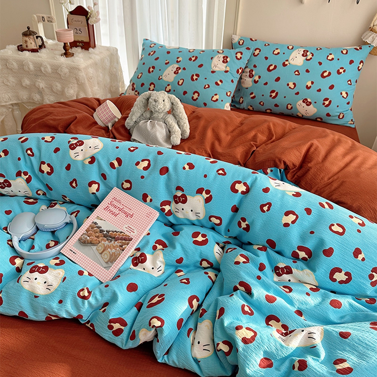 91家纺网 家纺一手货源 找家纺 温眠家纺 2026新款敲可爱的奶呼呼云感双层纱简约四件套系列-超级治愈~ 大脸二胡猫-蓝