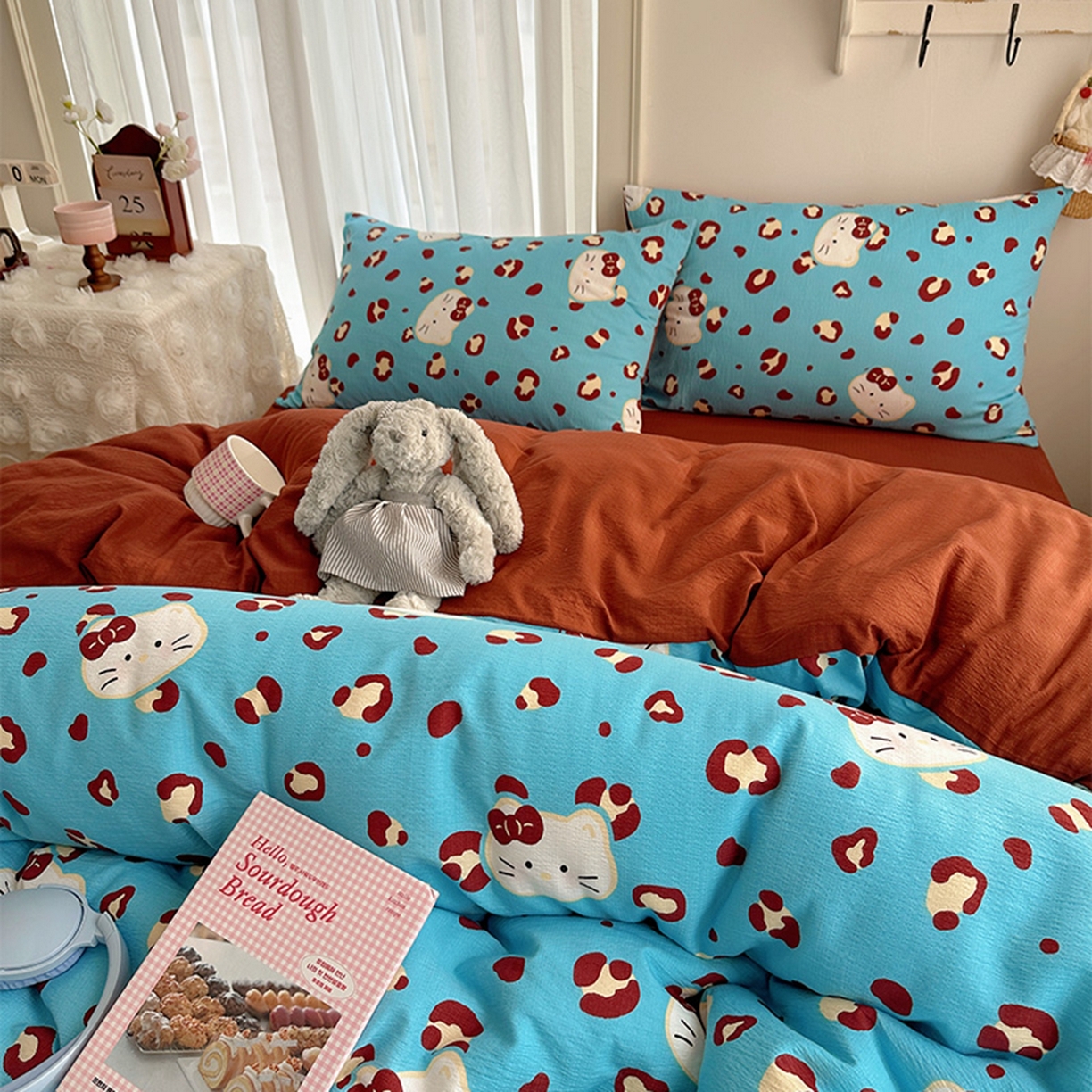 91家纺网 家纺一手货源 找家纺 温眠家纺 2026新款敲可爱的奶呼呼云感双层纱简约四件套系列-超级治愈~ 大脸二胡猫-蓝