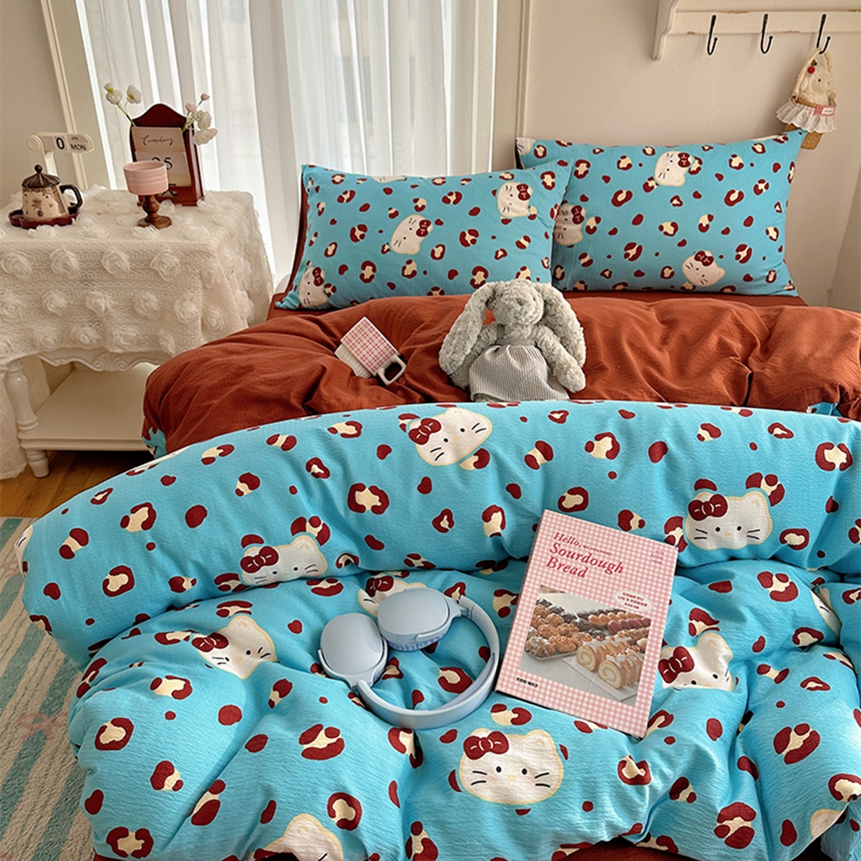 91家纺网 家纺一手货源 找家纺 温眠家纺 2026新款敲可爱的奶呼呼云感双层纱简约四件套系列-超级治愈~ 大脸二胡猫-蓝