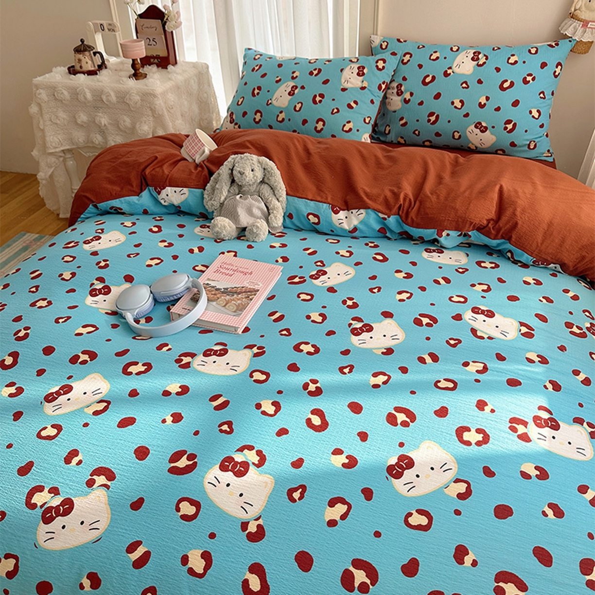 91家纺网 家纺一手货源 找家纺 温眠家纺 2026新款敲可爱的奶呼呼云感双层纱简约四件套系列-超级治愈~ 大脸二胡猫-蓝