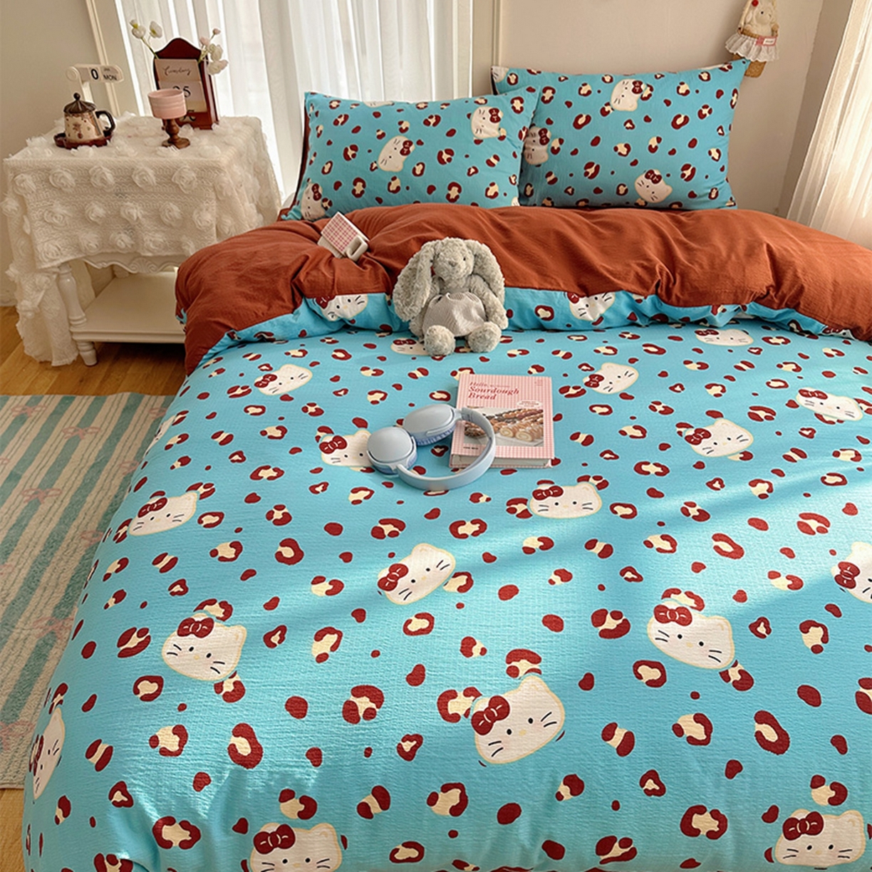 91家纺网 家纺一手货源 找家纺 温眠家纺 2026新款敲可爱的奶呼呼云感双层纱简约四件套系列-超级治愈~ 大脸二胡猫-蓝