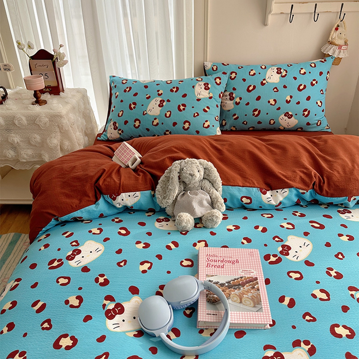 91家纺网 家纺一手货源 找家纺 温眠家纺 2026新款敲可爱的奶呼呼云感双层纱简约四件套系列-超级治愈~ 大脸二胡猫-蓝