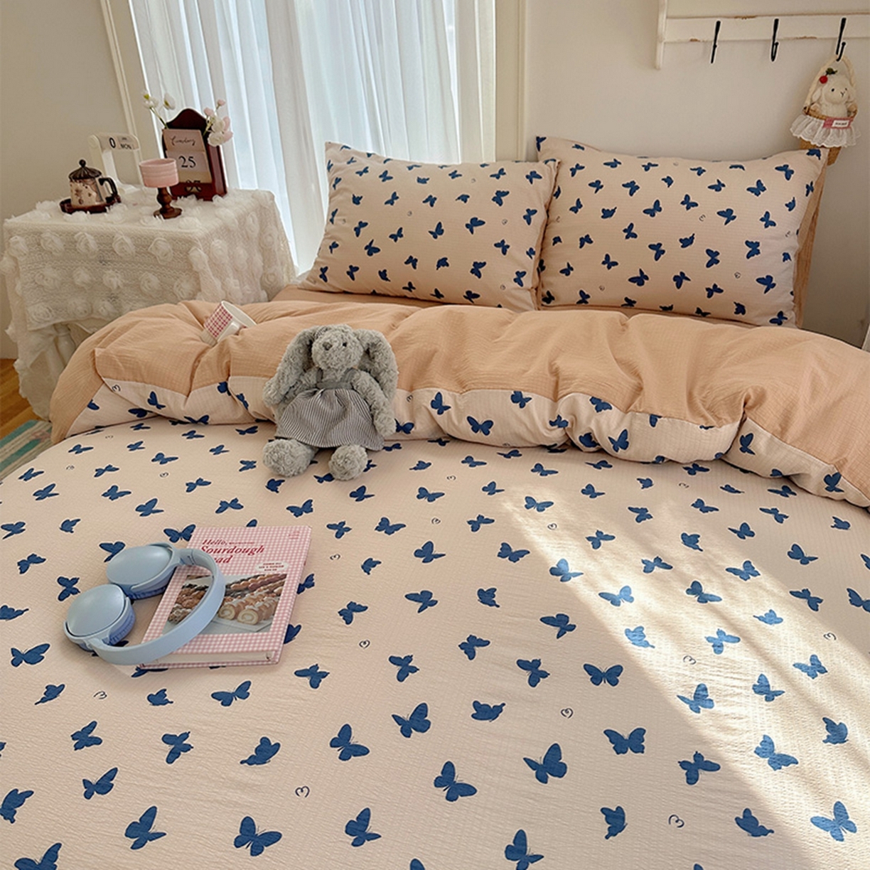 91家纺网 家纺一手货源 找家纺 温眠家纺 2026新款敲可爱的奶呼呼云感双层纱简约四件套系列-超级治愈~ 蝴蝶剪影