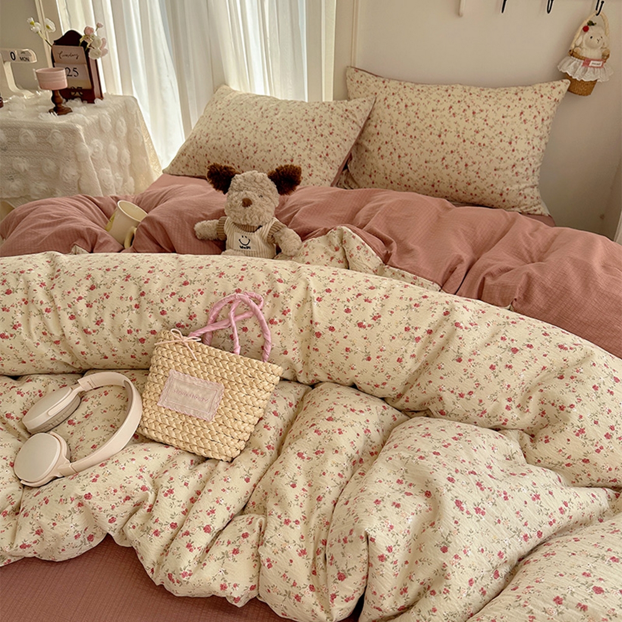 91家纺网 家纺一手货源 找家纺 温眠家纺 2026新款敲可爱的奶呼呼云感双层纱简约四件套系列-超级治愈~ 见花则喜