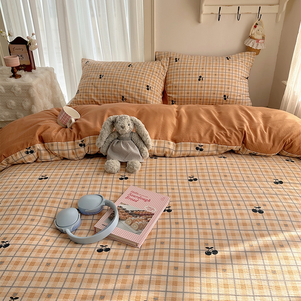 91家纺网 家纺一手货源 找家纺 温眠家纺 2026新款敲可爱的奶呼呼云感双层纱简约四件套系列-超级治愈~ 焦糖樱桃