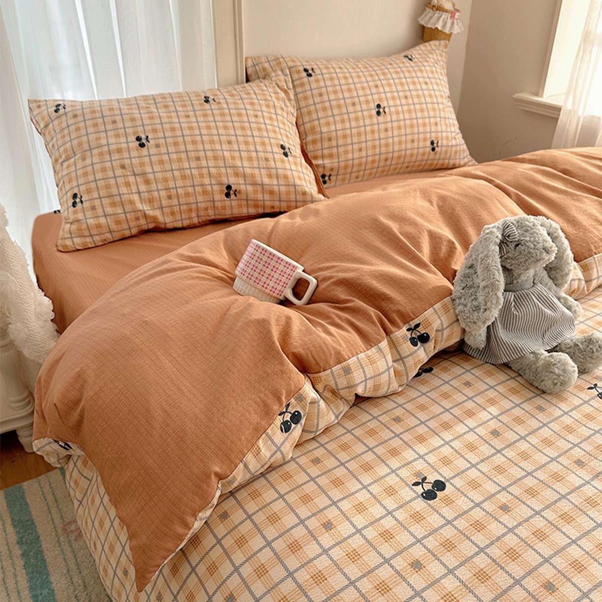 91家纺网 家纺一手货源 找家纺 温眠家纺 2026新款敲可爱的奶呼呼云感双层纱简约四件套系列-超级治愈~ 焦糖樱桃